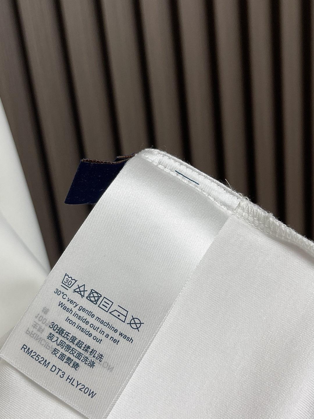 🛒🛒LV 2025SS早秋新款涂鸦logo长袖T恤，面料采用26s双纱面和10s鱼鳞底面料，搭配380g