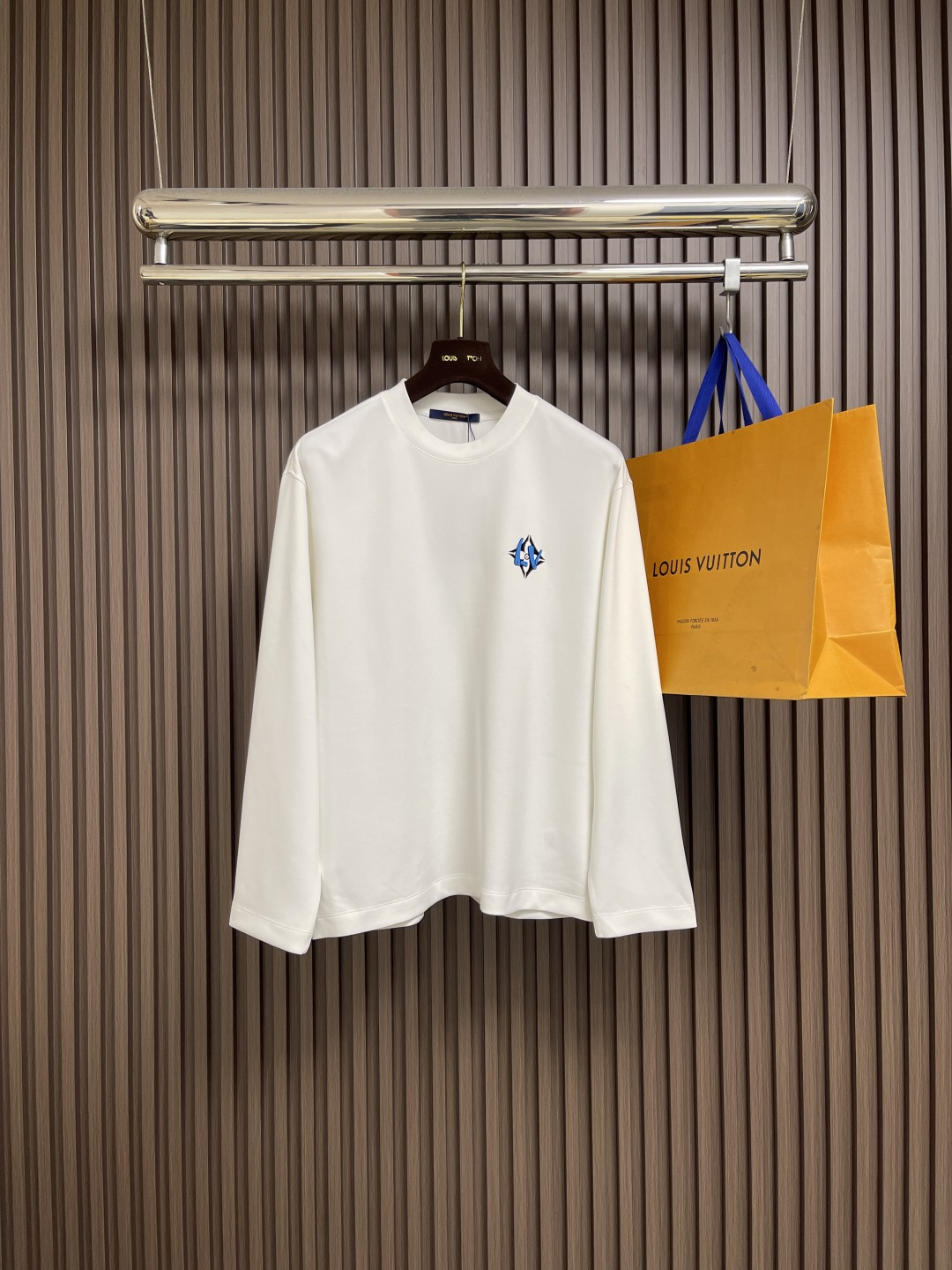 NO:548544,LV 2025SS early autumn new graffiti logo long-sleeved T-shirt. The fabric is made of 26s double yarn surface and 10s fish scale base fabric, with 380g ribbing and 21s double yarn stretcher. It not only ensures the texture and warmth of the clothing, but also highlights the quality in the details. The vuitton three-dimensional printing technology on the front is exquisite, adding a touch of bright color to the simple design. Size S-XXL S size, length 67, bust 110, shoulder width 50.5  M size dress length 69, chest size 114, shoulder width 52, L size dress length 71, chest size 118, shoulder width 53.5,19860909LV 2025SS早秋新款涂鸦logo长袖T恤,面料采用26s双纱面和10s鱼鳞底面料,搭配380g罗纹与21s双纱拉架,不仅确保了衣物的质感与保暖性,更在细节处彰显品质,正面的vuitton立体印花工艺精细,为简约设计增添了一抹亮色,尺码S-XXL S码衣长67胸围110 肩宽50.5 M码衣长69 胸围114 肩宽52 L码衣长71 胸围118 肩宽53.5 XL码衣长73 胸围122 肩宽55 XXL码肩宽75 胸围126 肩宽56.5,,louis vuitton,tees，t-shirt,alexander wang,Men's clothing