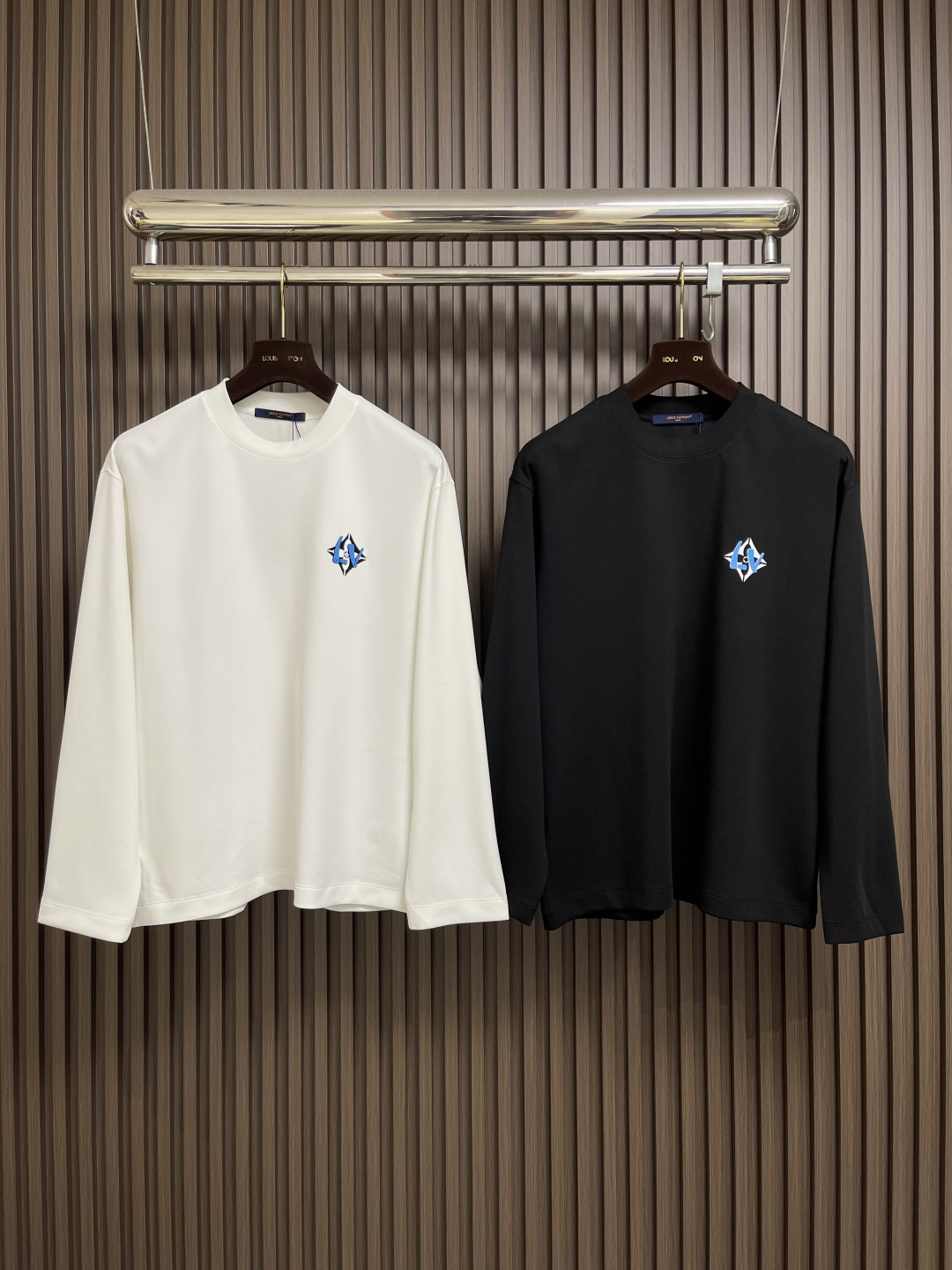 🛒🛒LV 2025SS早秋新款涂鸦logo长袖T恤，面料采用26s双纱面和10s鱼鳞底面料，搭配380g