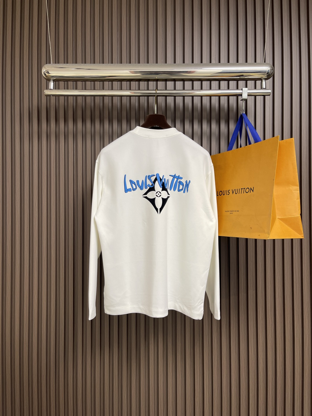 🛒🛒LV 2025SS早秋新款涂鸦logo长袖T恤，面料采用26s双纱面和10s鱼鳞底面料，搭配380g