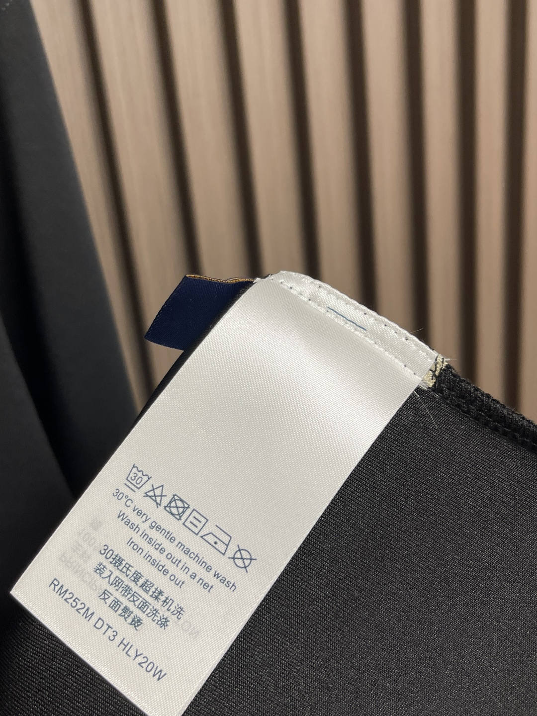 🛒🛒LV 2025SS早秋新款涂鸦logo长袖T恤，面料采用26s双纱面和10s鱼鳞底面料，搭配380g