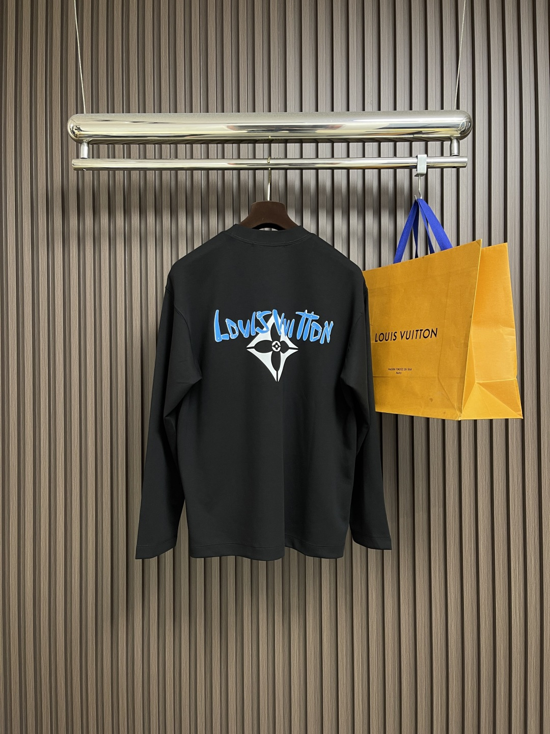 🛒🛒LV 2025SS早秋新款涂鸦logo长袖T恤，面料采用26s双纱面和10s鱼鳞底面料，搭配380g