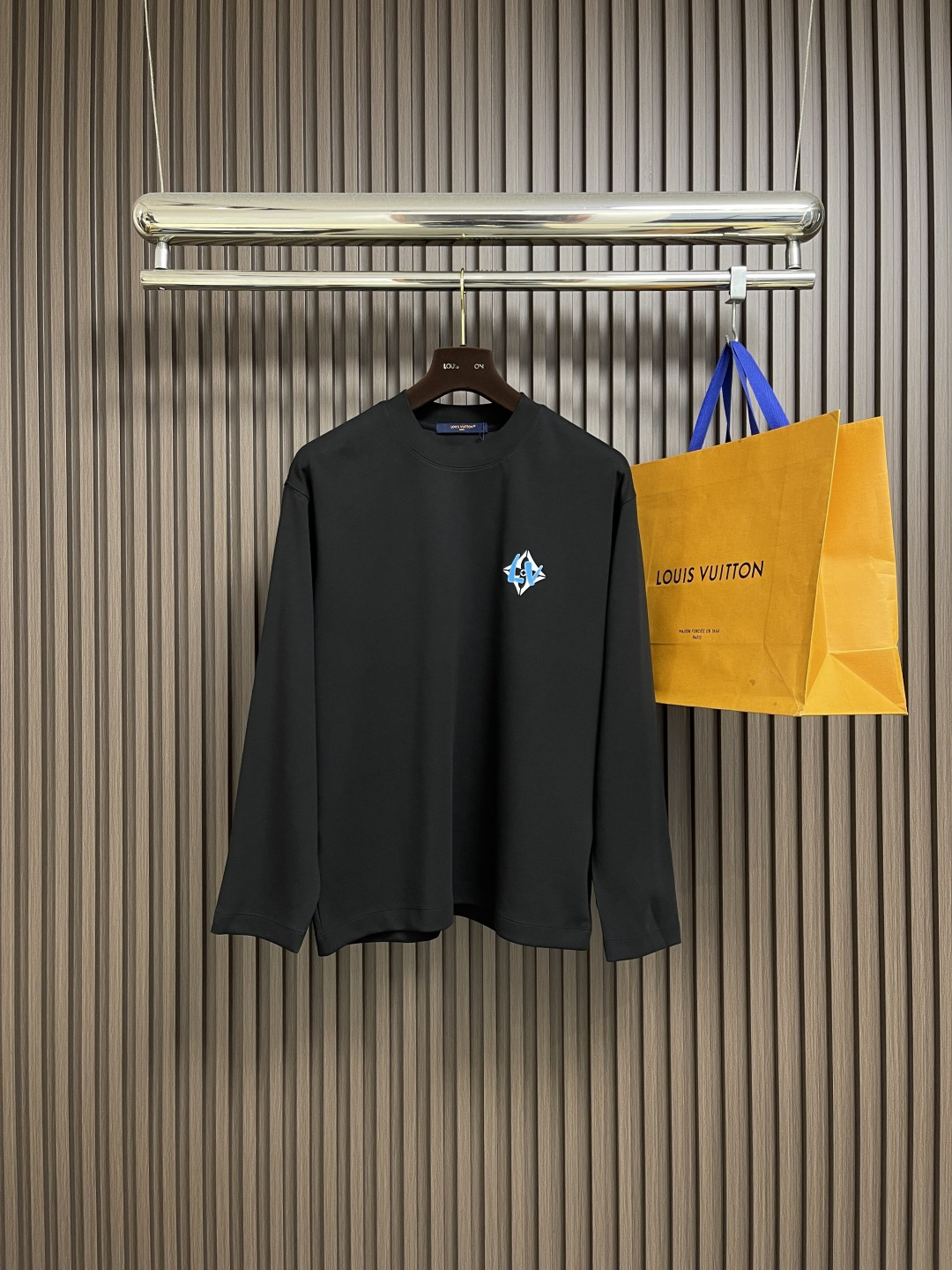 🛒🛒LV 2025SS早秋新款涂鸦logo长袖T恤，面料采用26s双纱面和10s鱼鳞底面料，搭配380g