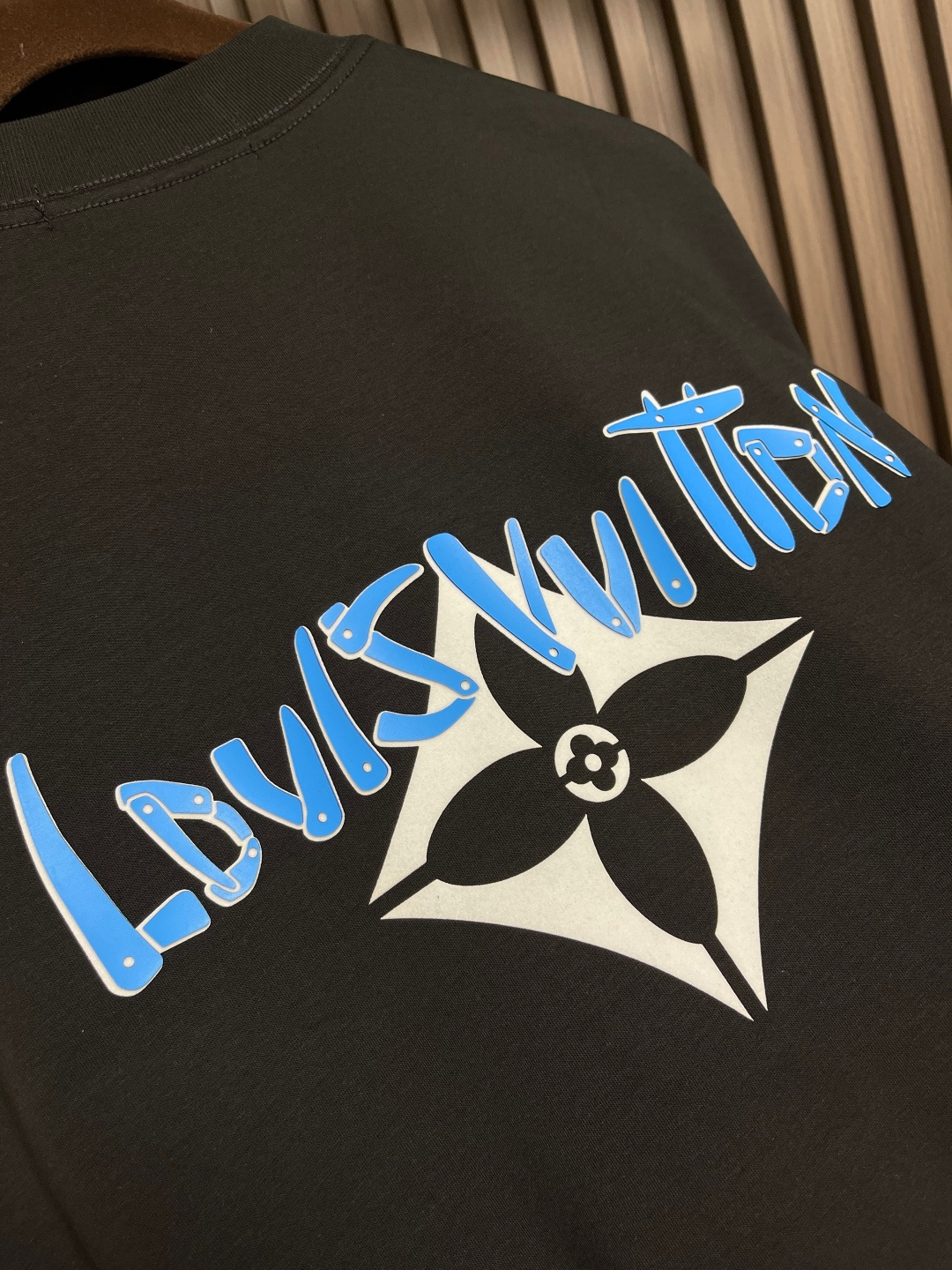 🛒🛒LV 2025SS早秋新款涂鸦logo长袖T恤，面料采用26s双纱面和10s鱼鳞底面料，搭配380g