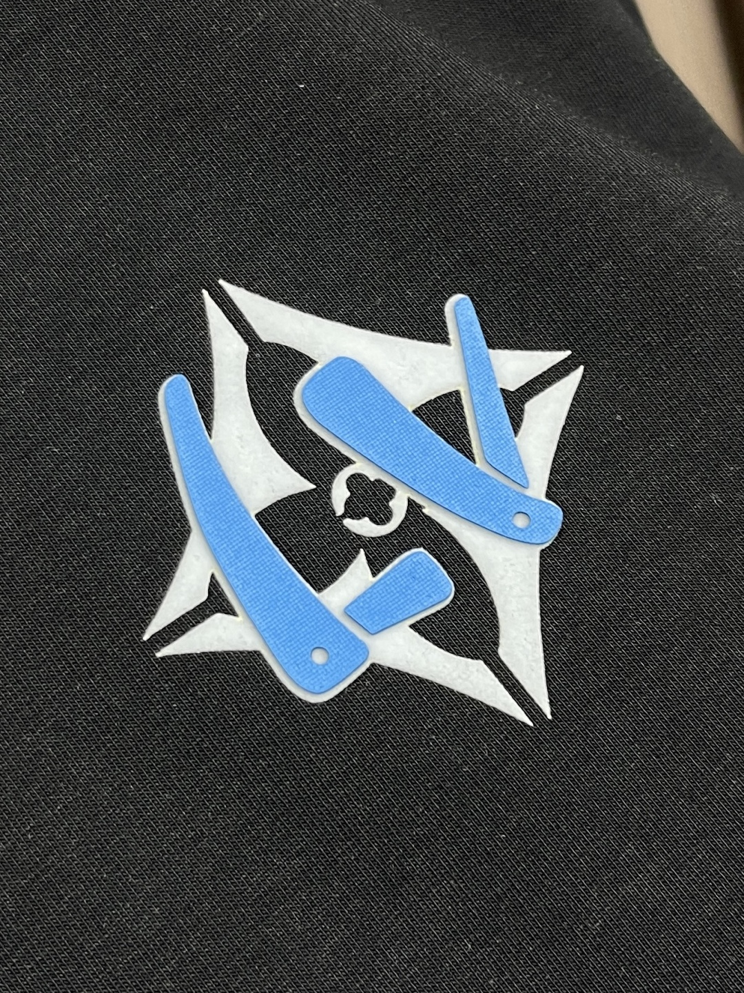 🛒🛒LV 2025SS早秋新款涂鸦logo长袖T恤，面料采用26s双纱面和10s鱼鳞底面料，搭配380g