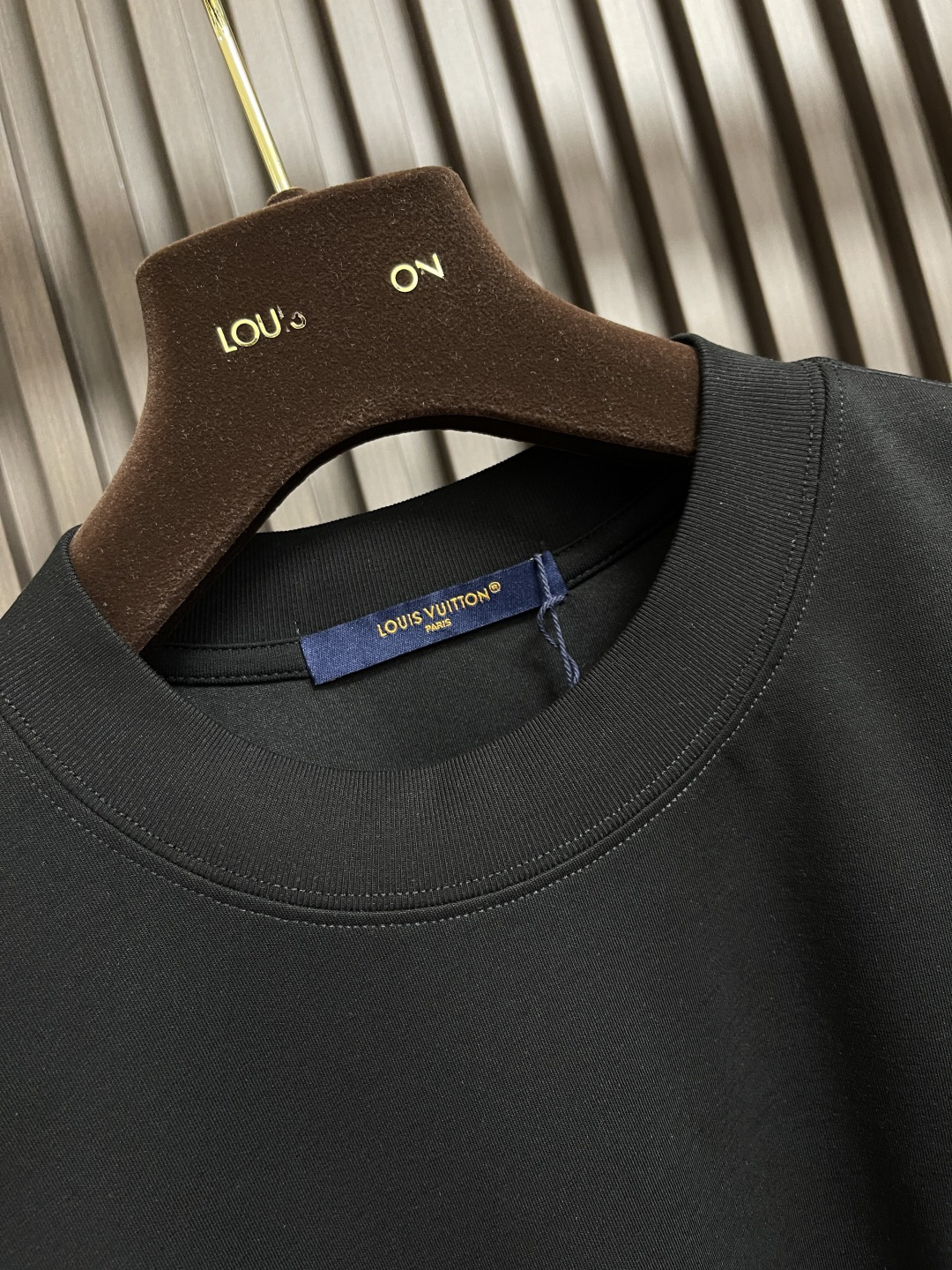 🛒🛒LV 2025SS早秋新款涂鸦logo长袖T恤，面料采用26s双纱面和10s鱼鳞底面料，搭配380g