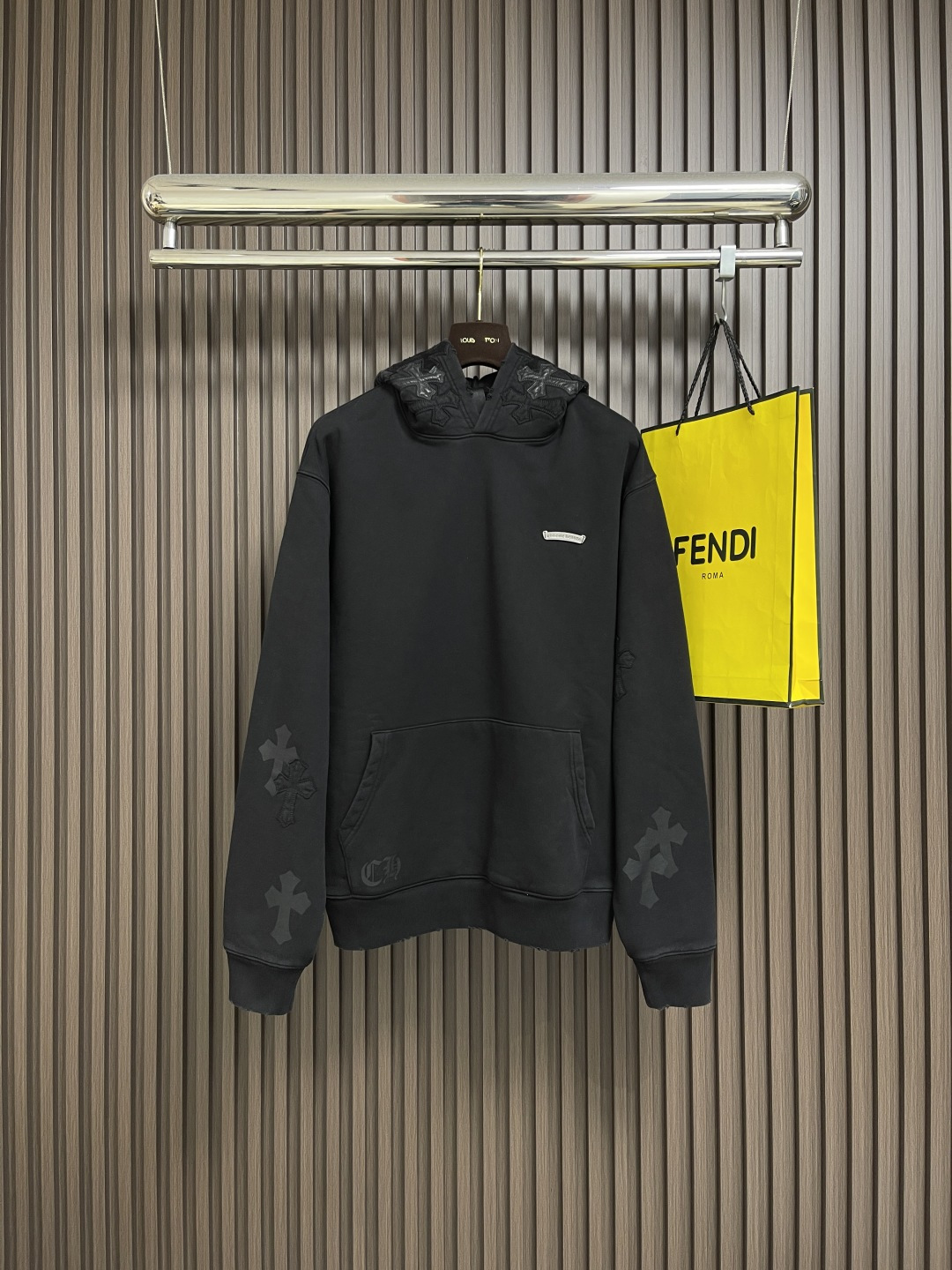 NO:538619,CH Croxin hooded sweatshirt, dark design can be so high-end. This model is made of customer-supplied fabrics, with a tough and upright texture, three-dimensional and exquisite style, and is not easy to wrinkle. The upper body is comfortable but not loses softness. The cross-shaped logo embroidery of the leather cross-shaped logo is very conspicuous. It shows exquisite workmanship and the ultimate sense of perfect detail!  The casual and sports cutting design is very fashionable and young, and it is also the kind of item that everyone needs. It is basic and versatile and has detailed elements. Size S-XL, chrome hearts, hoodie, sweatshirts, hats, alexander wang19860909CH 克罗心连帽卫衣,暗黑设计也能如此高级.此款采用客供面料打造,质感硬朗挺拔有型,版型立体精致不易起皱,上身舒适却不失柔软度,拼皮十字花字标识刺绣,非常显眼.彰显精湛的做工与完美至极的细节感！休闲运动的裁剪设计,版型非常时尚显年轻,也是人人都需要的那种单品,又基础百搭又有细节化元素.尺码S-XL,,chrome hearts,hoodie,sweatshirts,hats,alexander wang,Men's clothing