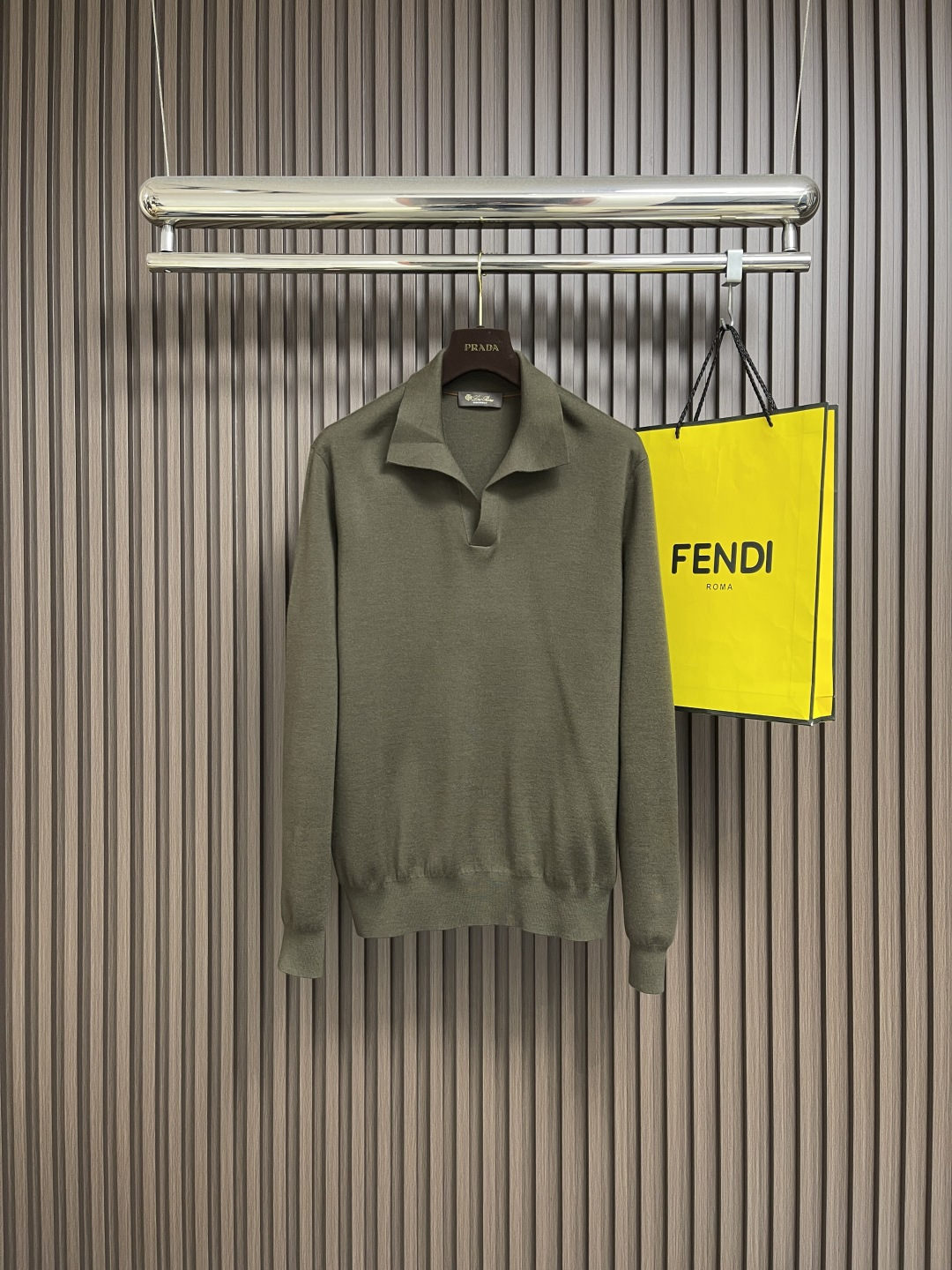 NO:538608,LP Loro Piana Seagull Collar Long Sleeve Knit Polo. This fabric is made of 100% imported wool. Exclusive dyeing has been produced through complex processing and high-end machines. After the original color is dyed, the whole suit is woven with 18-pin 80 double-strand yarns, and the collar of the Polo shirt is button-free and open. The form of the seagull wing design can perfectly modify our neckline. Compared with the traditional Polo shirt, the overall upper body is more casual and comfortable. The perfect interpretation is the design concept of the old Qian style. The weaving method of the neckline uses a higher number of yarns to connect to the front to achieve the clarity and comfort of the neckline. The inner lining of the back collar adopts rib weaving method to fit the neck curves of different groups of people. The appearance is consistent and the inner lining is different, taking into account the durability of the shape and the comfort of wearing. The overall thread is straight and delicate, the fabric is comfortable and soft, and the color is consistent and no color difference.  It can be matched with the same style to create a fashionable look, control various occasions, customize auxiliary materials, complete three standards, the same style for men and women!  Size 48-54, loro piana, loro piana, alexander wang19860909LP Loro Piana 海鸥领长袖针织Polo,此款面料采用百分百进口羊毛,独家定染经过复杂的加工以及高端机器的配合生产出此款纱线,后对照原版色染色,全衣采用18针80支双股纱线织造、Polo衫领口无纽扣敞开设计,形式海鸥翅膀设计,能完美修饰我们的颈部线,相比传统的Polo衫,让整体上身更显随性自在,完美诠释是老钱风的设计理念.领口的织法采用更高支数纱线于前幅连接,达到领口的挺括度与舒适度,后领内里采用罗纹织法,更贴合不同人群的颈部曲线,外观保持一致内里不同,兼顾了造型的持久性和穿着的舒适.整体走线平直细腻,面料舒适柔软,颜色一致无色差 能与同款搭配营造时尚造型,驾驭各种场合,定制辅料,三标齐全,男女同款！尺码48-54,,loro piana,loro piana,alexander wang,Men's clothing