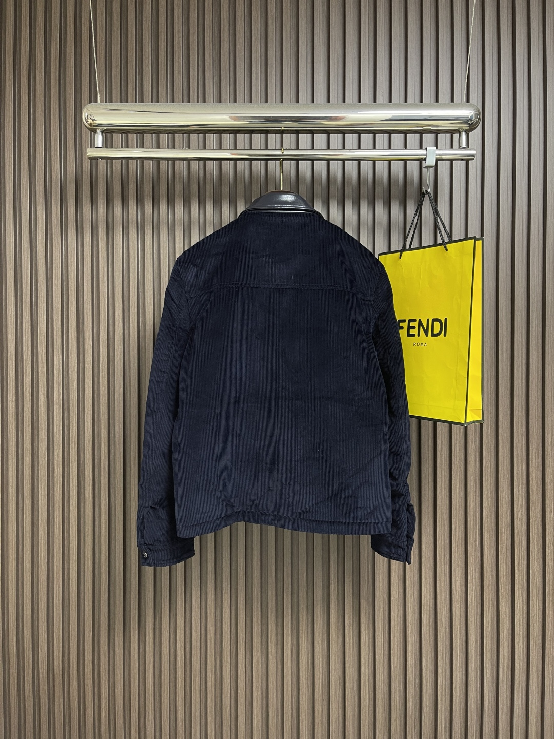 🛒🛒Gucci 2025ss秋冬新款 灯芯绒皮质翻领刺绣外套，进口灯芯绒面料，棉质格纹内衬领子采用的是牛