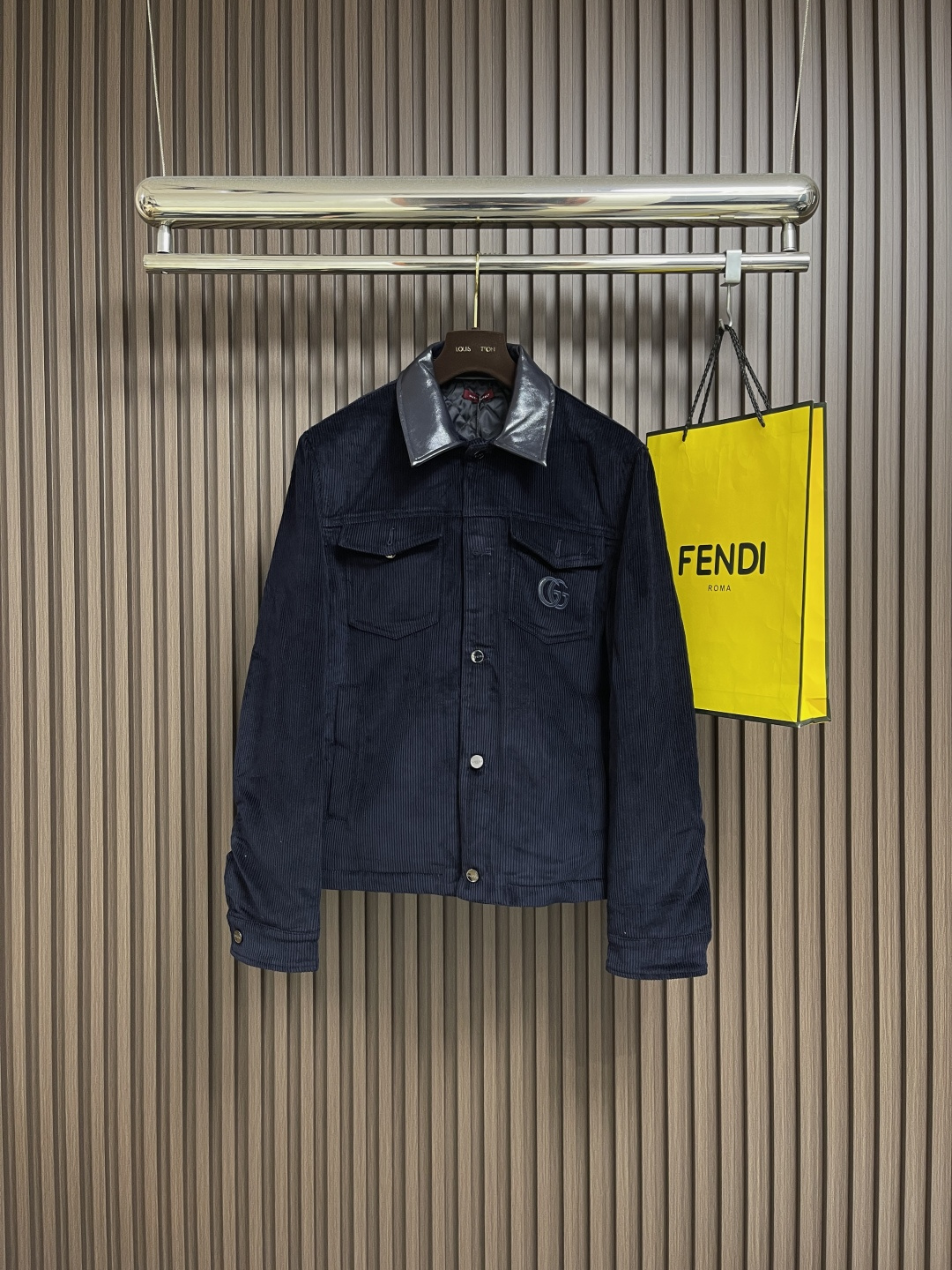 NO:540726,Gucci 2025ss autumn and winter new corduroy leather lapel embroidered jacket, imported corduroy fabric, cotton plaid lining collar is made of cowhide leather fabric original hardware accessories, produced by large manufacturers, fine workmanship, plackets and pockets embroidered metal buckles, front chest pocket embroidery logo is made of positioning embroidery technology, imported German machines are fully three-dimensional. Size S-XL 46-52,,gucci,jackets & coats,cowhide,alexander wang19860909Gucci 2025ss秋冬新款 灯芯绒皮质翻领刺绣外套,进口灯芯绒面料,棉质格纹内衬领子采用的是牛皮革面料原厂五金辅料,大厂出品,做工精细 门襟、口袋点缀金属扣 前胸口袋点缀字母刺绣徽标采用定位刺绣工艺制作 德国进口机器全立体工艺.尺码S-XL 46-52,,gucci,jackets & coats,cowhide,alexander wang,Men's clothing