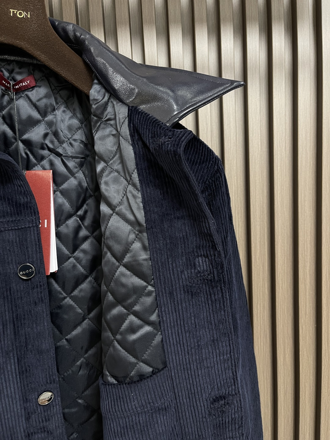 🛒🛒Gucci 2025ss秋冬新款 灯芯绒皮质翻领刺绣外套，进口灯芯绒面料，棉质格纹内衬领子采用的是牛