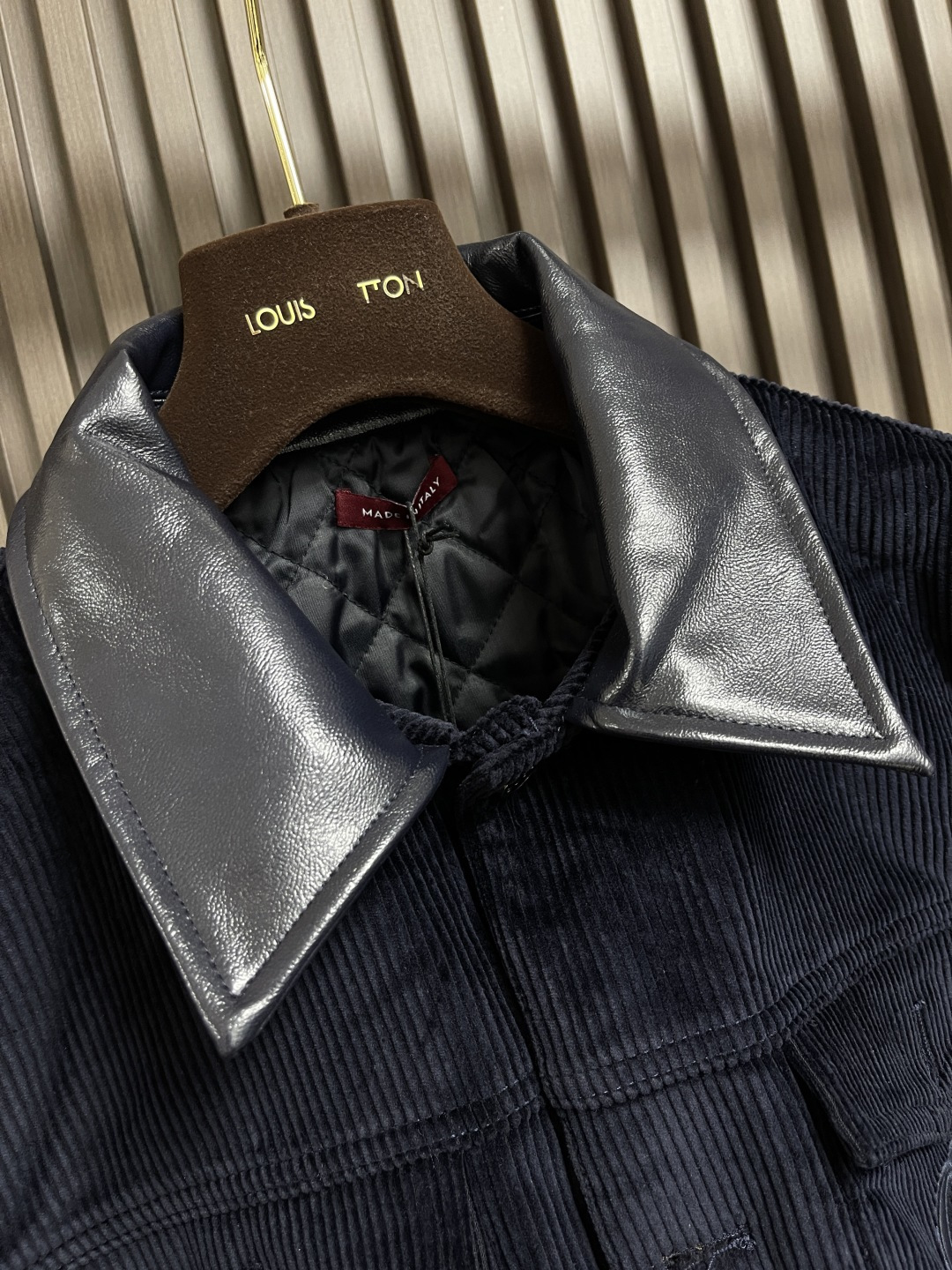 🛒🛒Gucci 2025ss秋冬新款 灯芯绒皮质翻领刺绣外套，进口灯芯绒面料，棉质格纹内衬领子采用的是牛