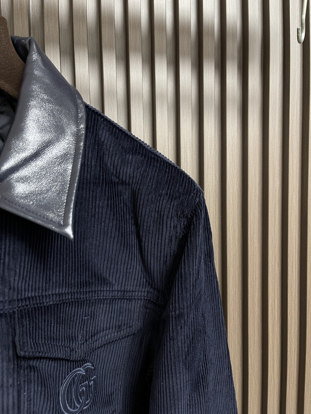 🛒🛒Gucci 2025ss秋冬新款 灯芯绒皮质翻领刺绣外套，进口灯芯绒面料，棉质格纹内衬领子采用的是牛