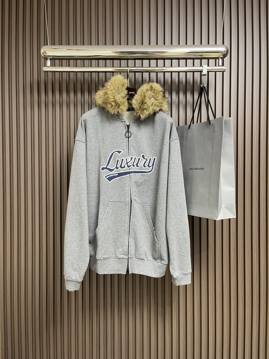NO:540729,Balenciaga Blcg Lusury autumn and winter new wool collar zipper hooded sweatshirt, all the clothes are customized, the fabric is slightly woolly snatched, the hardware is individually customized, the fabric is 440 grams after washing, the wool collar is 2800 grams of polyester, the huge wool collar is cut into a piece of clothing, the workmanship is particularly complicated, first wash the laundry and then go to the workshop to put on the wool collar again. Size XS-L,,balenciaga,hoodie,sweatshirts,hats,alexander wang19860909Balenciaga Blcg Lusury秋冬新款毛领拉链连帽卫衣,整衣全部定做 面料轻微抓毛 五金单独定制洗后面料440克 毛领2800克的涤纶 巨大的毛领裁片成一件衣服 做工尤其复杂 先成衣洗水 再再次上车间上毛领.尺码XS-L,,balenciaga,hoodie,sweatshirts,hats,alexander wang,Men's clothing