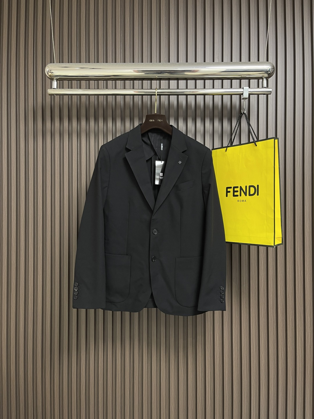 NO:546881,Givenchy hardware logo logo suit jacket, the whole body shape still follows the aesthetic tone of GIVENCHY, bringing the ascetic minimalist style to the extreme without too many complicated craftsmanship concepts and patterns to advertise. It only pleases the public with high-quality fabrics, excellent tailoring and exquisite craftsmanship. This is the true essence and soul. The simpler the work, the more test the designer's talent!  Size 46-54 S-XXL, given ,jackets & coats,business suit,alexander wang19860909Givenchy 五金logo标识西装外套,通体的造型依然沿袭了GIVENCHY家的美学基调,将禁欲系极简风发挥到极致,无需过多繁复的工艺概念和图案LOGO 来标榜,仅以优质的面料、绝佳的剪裁以及精湛的工艺来取悦大众,这才是真正的精髓与灵魂,越简约的作品越考验设计师的才华！尺码46-54 S-XXL,,givenchy,jackets & coats,business suit,alexander wang,Men's clothing