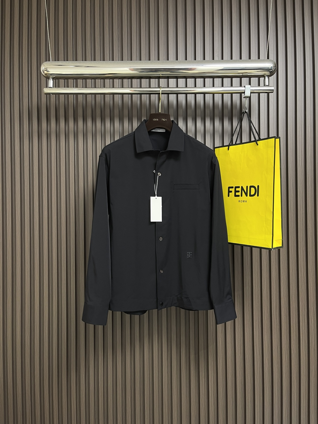 NO:546887,Givenchy new long-sleeved shirt, contrasting hardware logo on the waist and hem, simple and versatile texture, can be worn alone or on the outside, the same style as men and women. Size 38-39-40-41-42 S-XXL,,givenchy,shirts,alexander wang19860909Givenchy 新款长袖衬衫,腰部下摆撞色五金logo, 简约百搭有质感 可单穿或外搭 男女同款.尺码38-39-40-41-42 S-XXL,,givenchy,shirts,alexander wang,Men's clothing