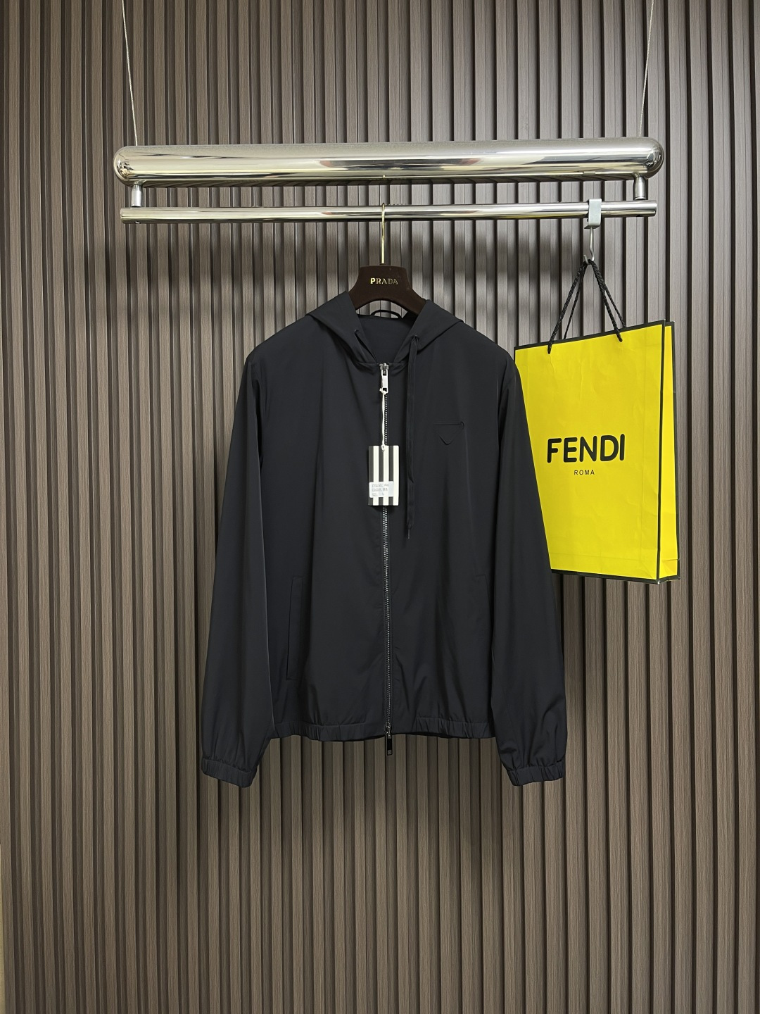 NO:546877,Prada 2025s autumn and winter series minimalist functional jacket jacket, selected soft fabrics, as warm and natural as early autumn wheat fields. The splicing cut out three-dimensional outlines at the rotator cuffs, and the storage hooded design meets the needs of changeable weather. It is the perfect balance between the city and nature. The through-type black zipper is like a neat dividing line, and the symmetrical pockets on both sides take into account both practicality and aesthetics. The triangle logo is looming﹣﹣ This is a secret handshake gift from PRADA to those who understand. Size S-XXL, prada, jackets & coats, jackets & coats, hats, alexander wang19860909Prada 2025s秋冬系列极简机能夹克外套,精选柔润面料,如初秋麦田般温暖自然.拼接剪裁在肩袖处勾勒立体轮廓,可收纳连帽设计满足多变天气需求,是都市与自然的完美平衡.贯穿式黑拉链如一道利落分割线,两侧对称口袋兼顾实用与美学.三角徽标若隐若现﹣﹣这是PRADA给懂行者的秘密握手礼 尺码S-XXL,,prada,jackets & coats,jackets & coats,hats,alexander wang,Men's clothing