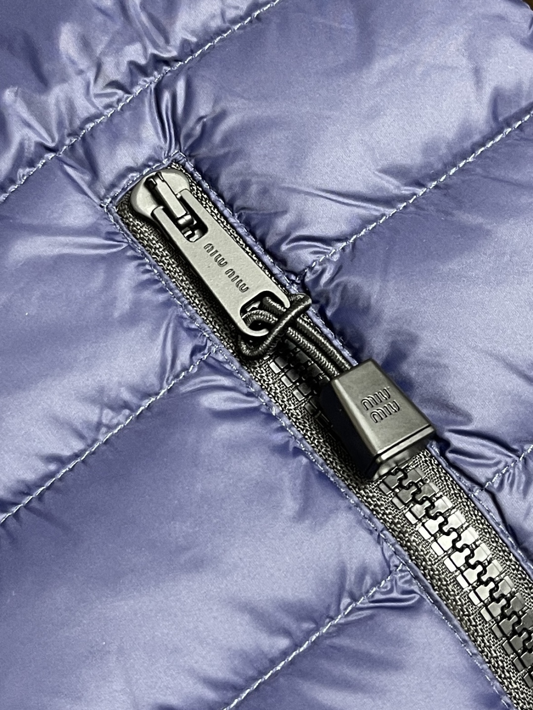 🛒🛒miumiu 缪缪标识字母刺绣羽绒马甲，选用高支数的聚酰胺纤维打造的高端尼龙面料，90国标高品质羽绒