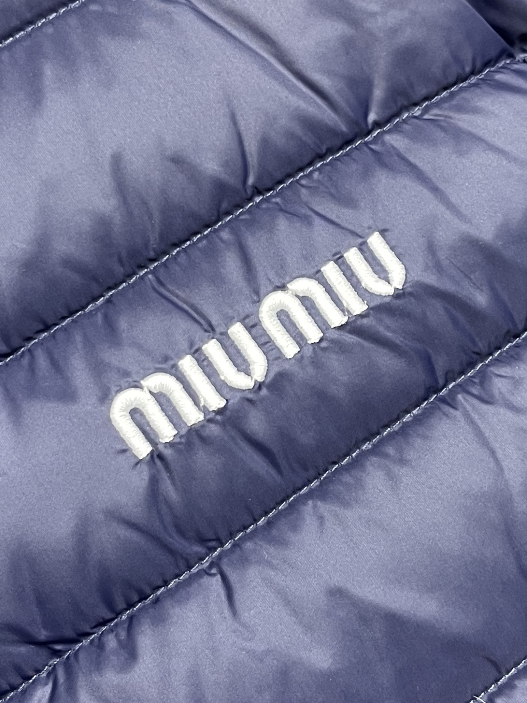 🛒🛒miumiu 缪缪标识字母刺绣羽绒马甲，选用高支数的聚酰胺纤维打造的高端尼龙面料，90国标高品质羽绒