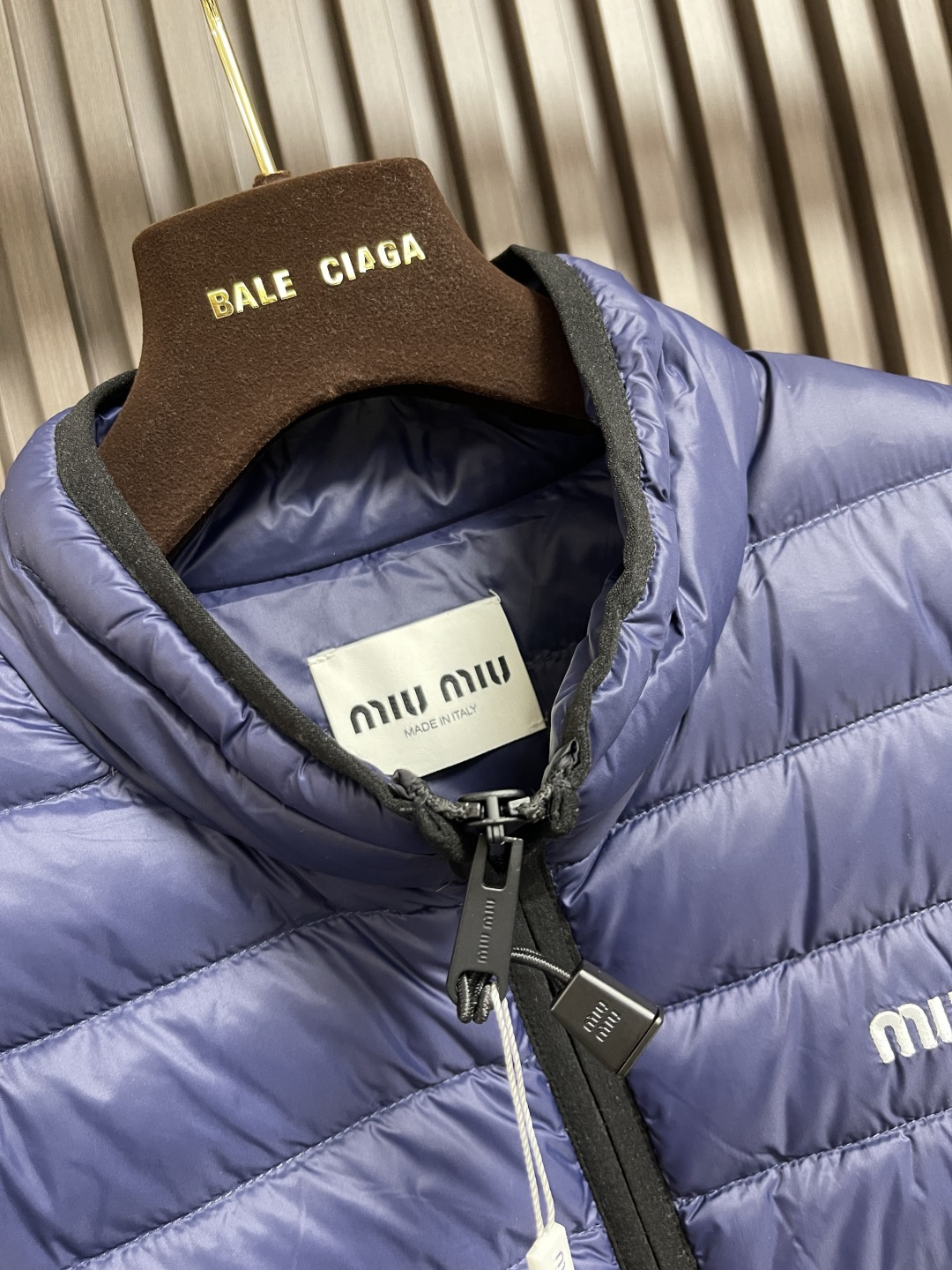 🛒🛒miumiu 缪缪标识字母刺绣羽绒马甲，选用高支数的聚酰胺纤维打造的高端尼龙面料，90国标高品质羽绒