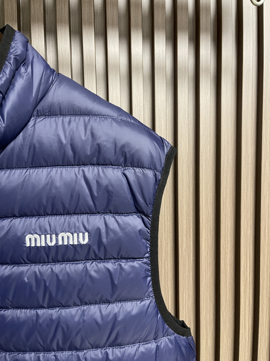 🛒🛒miumiu 缪缪标识字母刺绣羽绒马甲，选用高支数的聚酰胺纤维打造的高端尼龙面料，90国标高品质羽绒