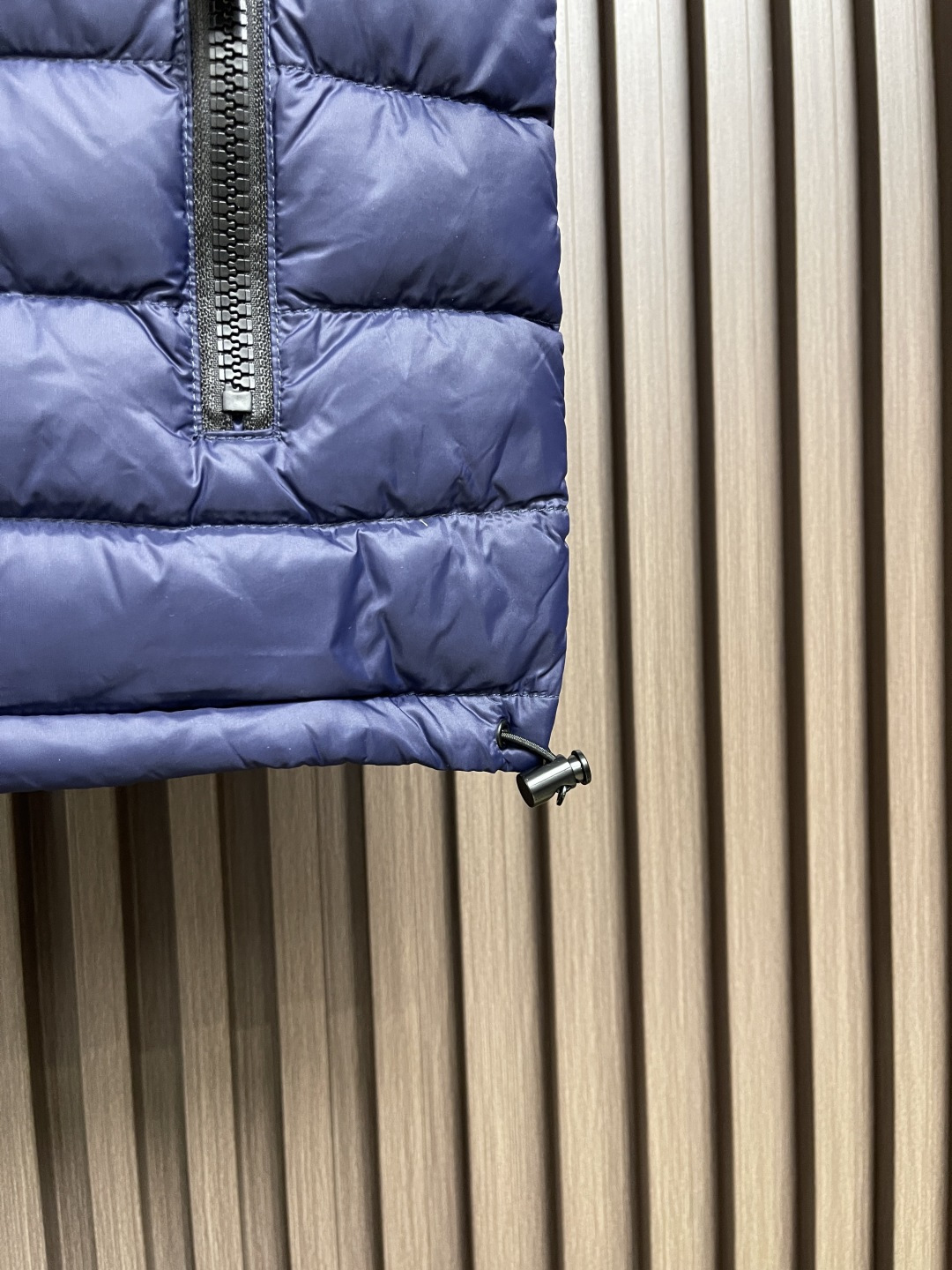 🛒🛒miumiu 缪缪标识字母刺绣羽绒马甲，选用高支数的聚酰胺纤维打造的高端尼龙面料，90国标高品质羽绒