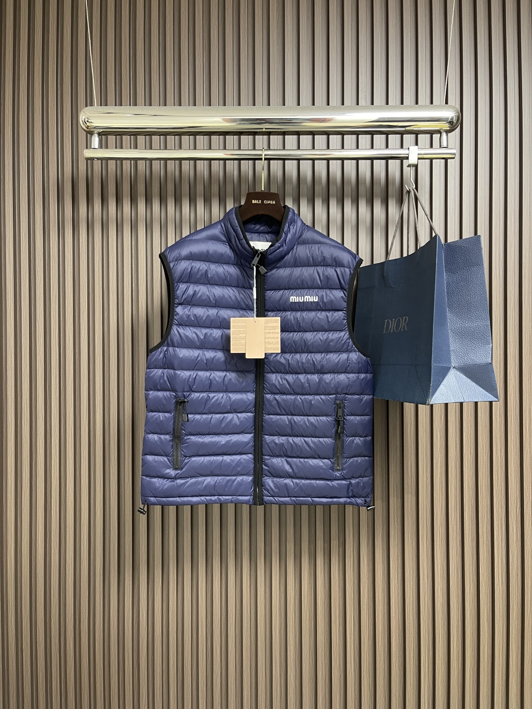 NO:540707,Miumiu Miumi logo letter embroidered down vest, high-end nylon fabric made of high-end polyamide fiber, 90 national standard high-quality down, with a high loading of 180 grams, high fluffy and strong warmth. The logo uses imported machine embroidery technology, using advanced computer control systems and precise mechanical components. Size 44-46-48-50-52,,miumiu, down jacket, alexander wang19860909miumiu 缪缪标识字母刺绣羽绒马甲,选用高支数的聚酰胺纤维打造的高端尼龙面料,90国标高品质羽绒,充绒量达到了180克,蓬松度高、保暖性强 徽标采用进口机刺绣工艺,使用先进的计算机控制系统和精密的机械部件.尺码44-46-48-50-52,,miumiu,down jacket,alexander wang,Men's clothing