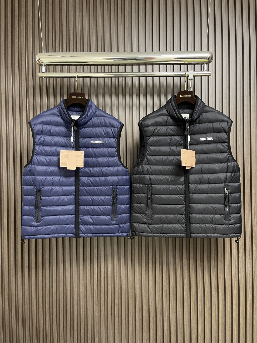 🛒🛒miumiu 缪缪标识字母刺绣羽绒马甲，选用高支数的聚酰胺纤维打造的高端尼龙面料，90国标高品质羽绒