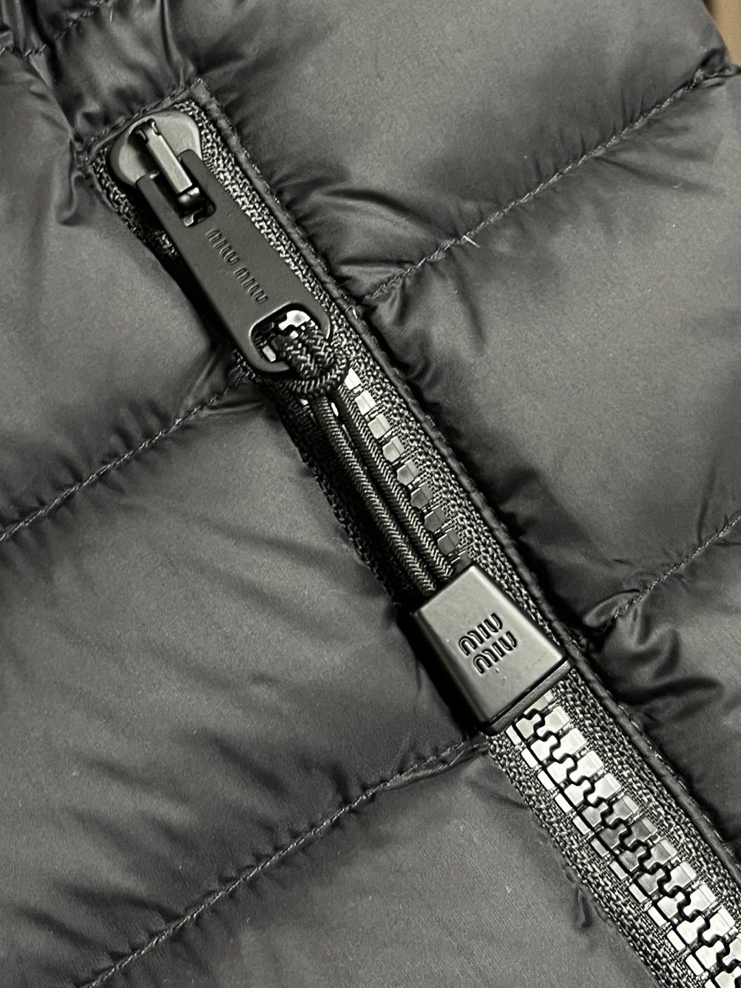 🛒🛒miumiu 缪缪标识字母刺绣羽绒马甲，选用高支数的聚酰胺纤维打造的高端尼龙面料，90国标高品质羽绒