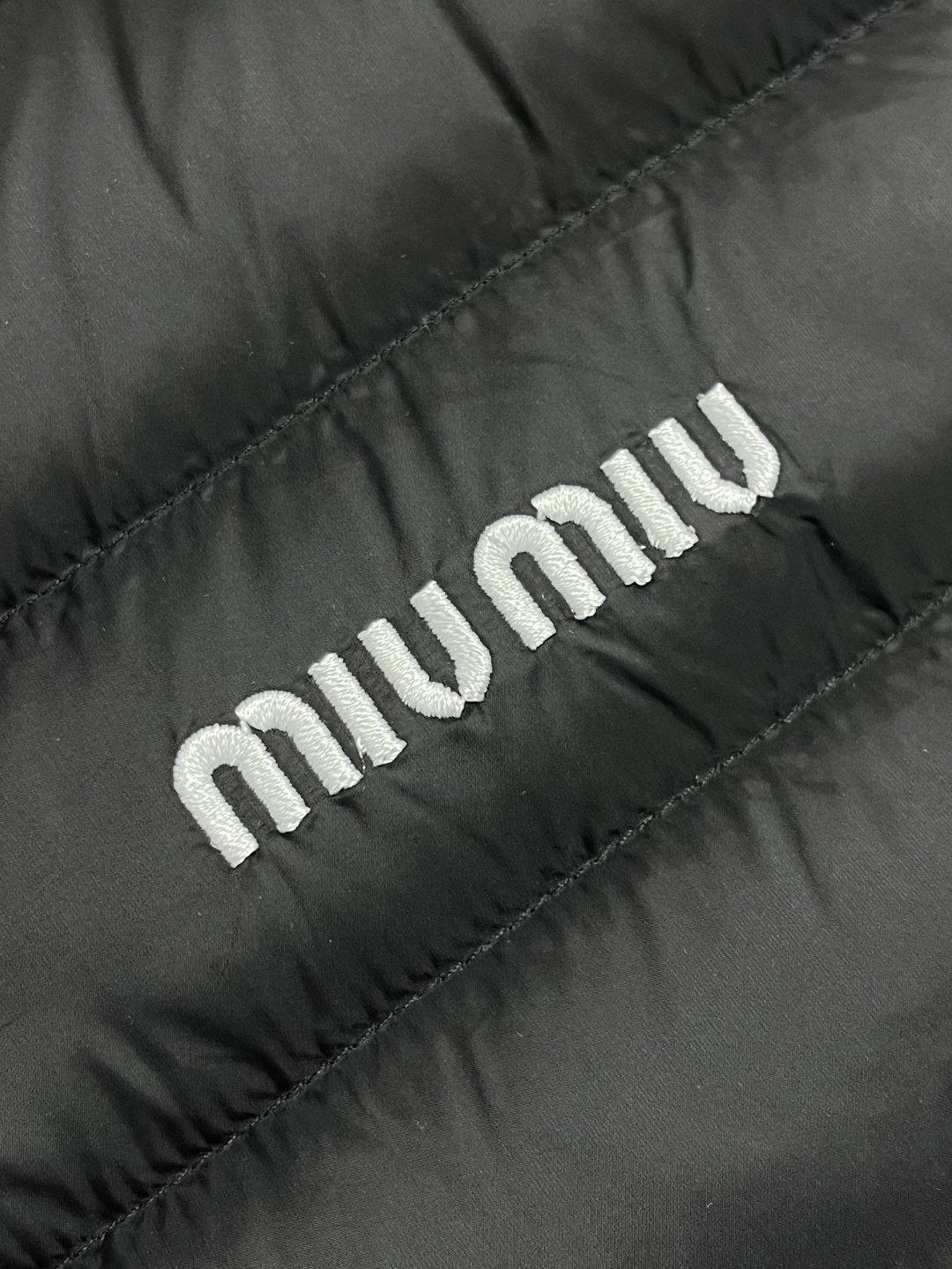🛒🛒miumiu 缪缪标识字母刺绣羽绒马甲，选用高支数的聚酰胺纤维打造的高端尼龙面料，90国标高品质羽绒