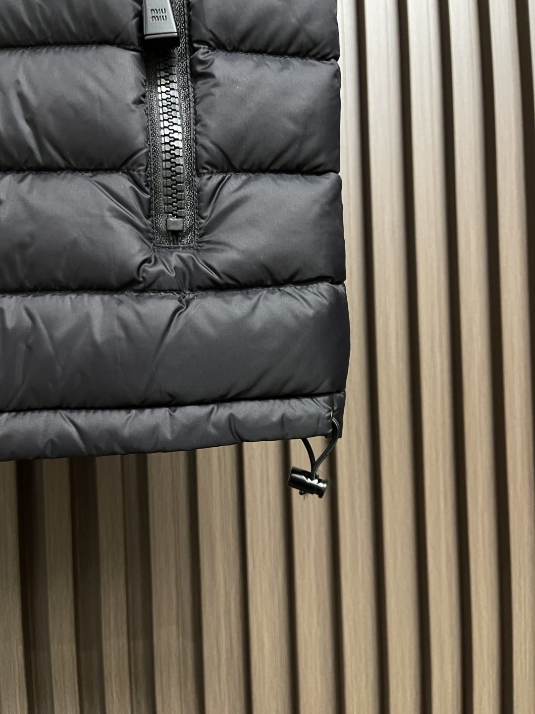 🛒🛒miumiu 缪缪标识字母刺绣羽绒马甲，选用高支数的聚酰胺纤维打造的高端尼龙面料，90国标高品质羽绒