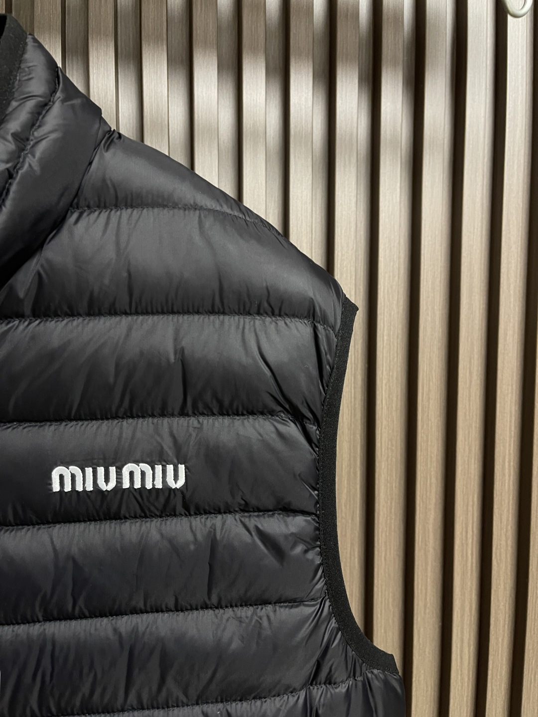 🛒🛒miumiu 缪缪标识字母刺绣羽绒马甲，选用高支数的聚酰胺纤维打造的高端尼龙面料，90国标高品质羽绒