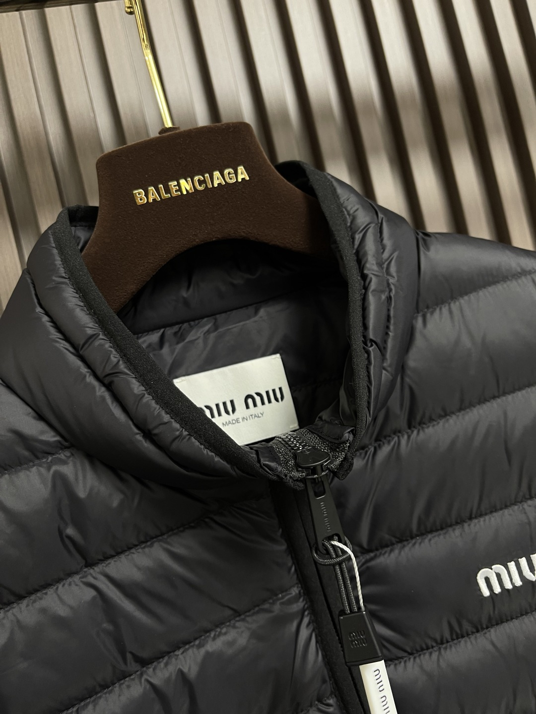 🛒🛒miumiu 缪缪标识字母刺绣羽绒马甲，选用高支数的聚酰胺纤维打造的高端尼龙面料，90国标高品质羽绒