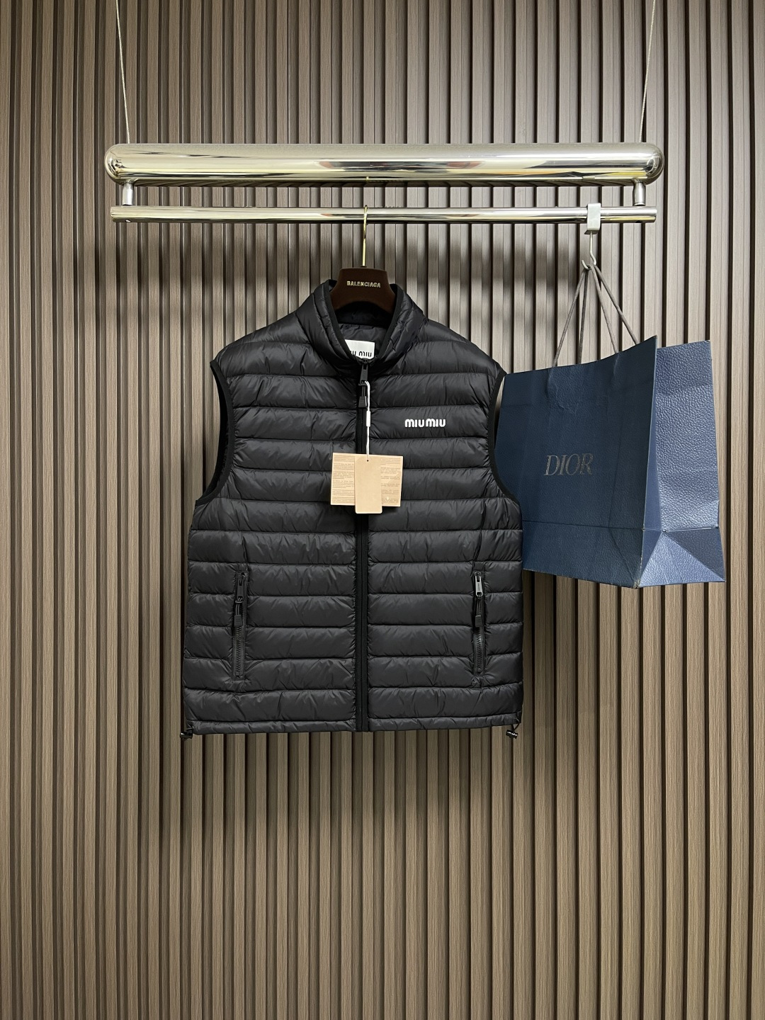 🛒🛒miumiu 缪缪标识字母刺绣羽绒马甲，选用高支数的聚酰胺纤维打造的高端尼龙面料，90国标高品质羽绒