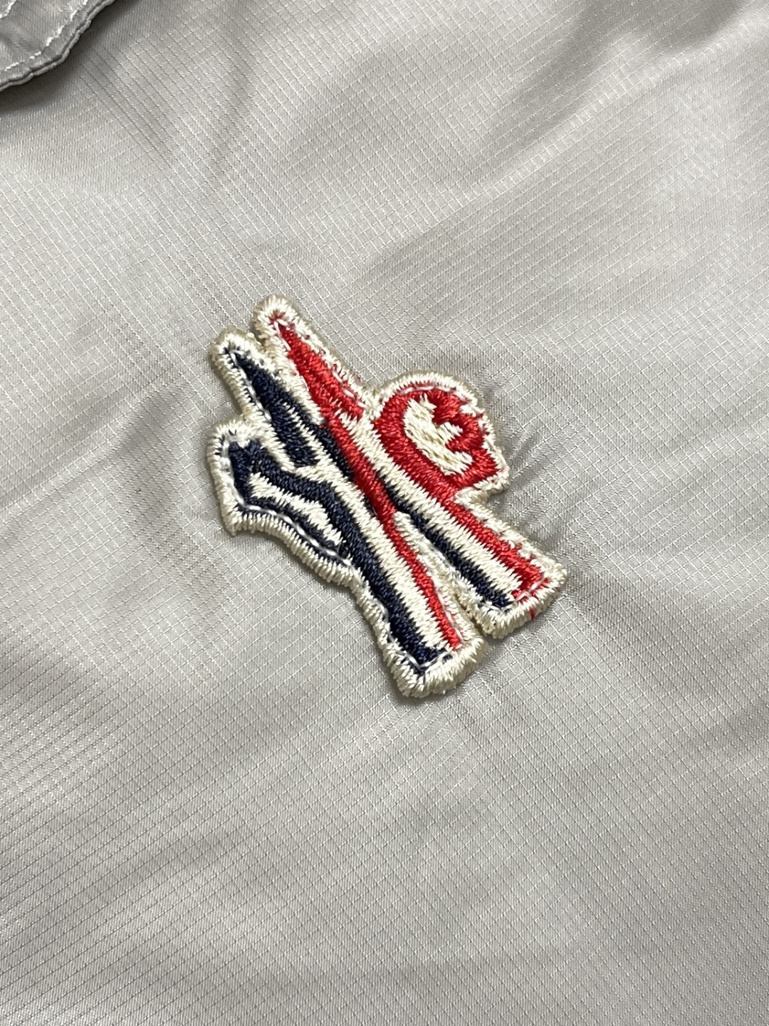 🛒🛒Moncler 饰反光标羽绒马甲，选用极细锦纶纱线通过高密度的方式编织而成，单位面积内的纱线数量多，