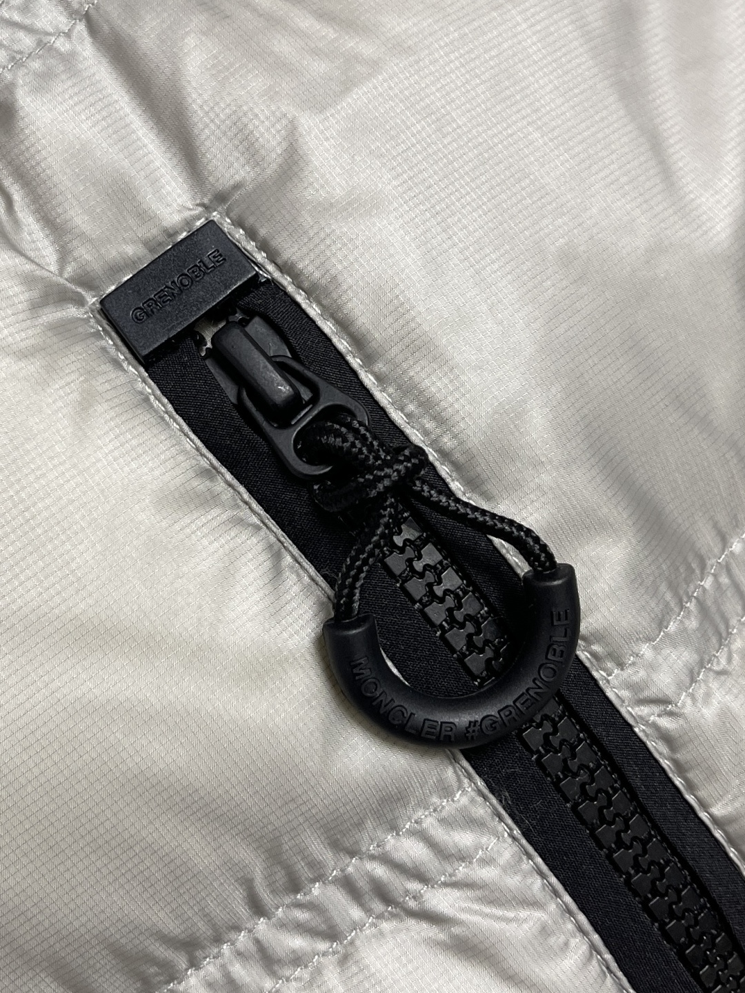 🛒🛒Moncler 饰反光标羽绒马甲，选用极细锦纶纱线通过高密度的方式编织而成，单位面积内的纱线数量多，