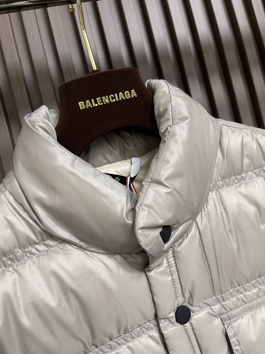 🛒🛒Moncler 饰反光标羽绒马甲，选用极细锦纶纱线通过高密度的方式编织而成，单位面积内的纱线数量多，