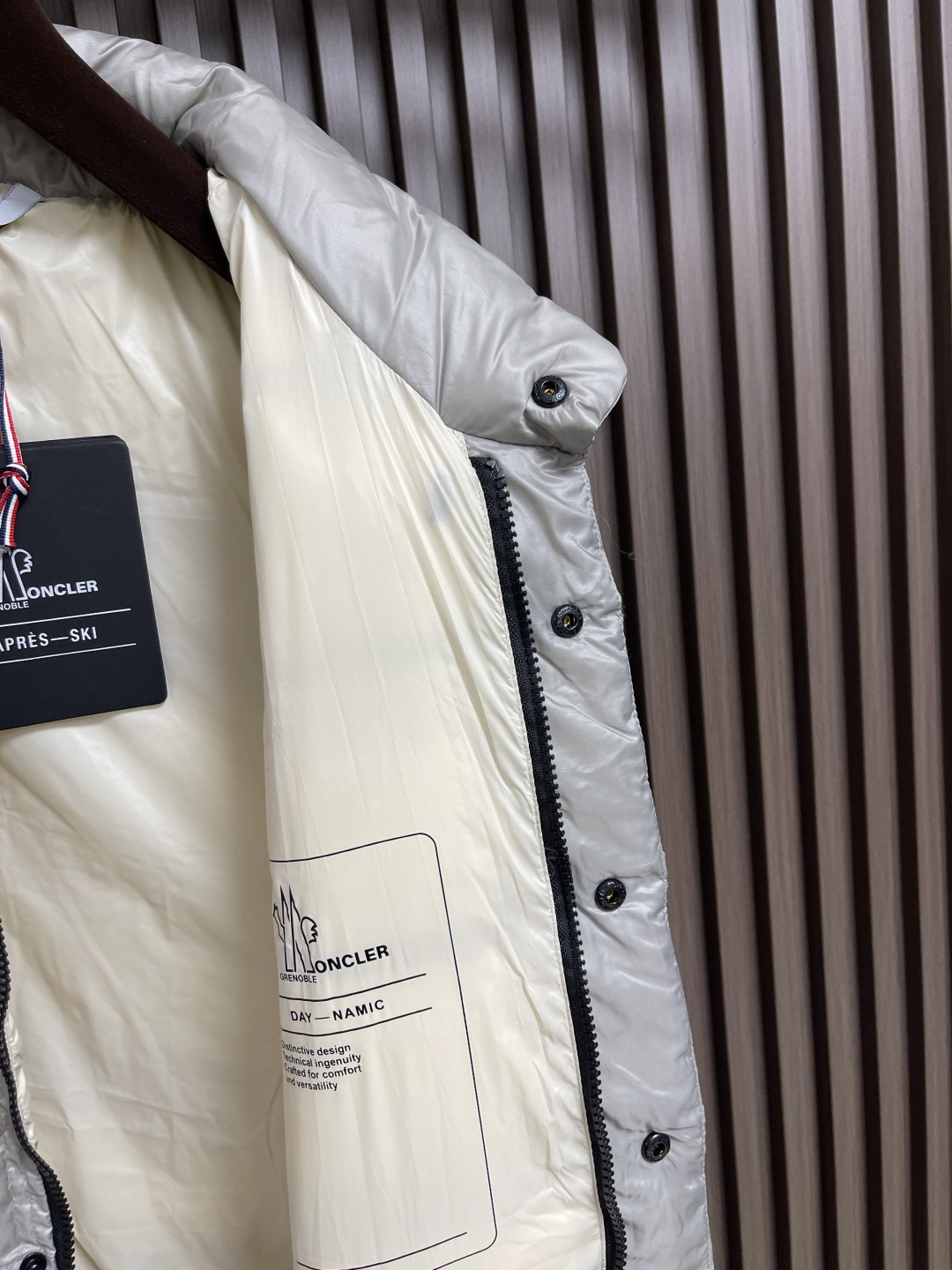 🛒🛒Moncler 饰反光标羽绒马甲，选用极细锦纶纱线通过高密度的方式编织而成，单位面积内的纱线数量多，