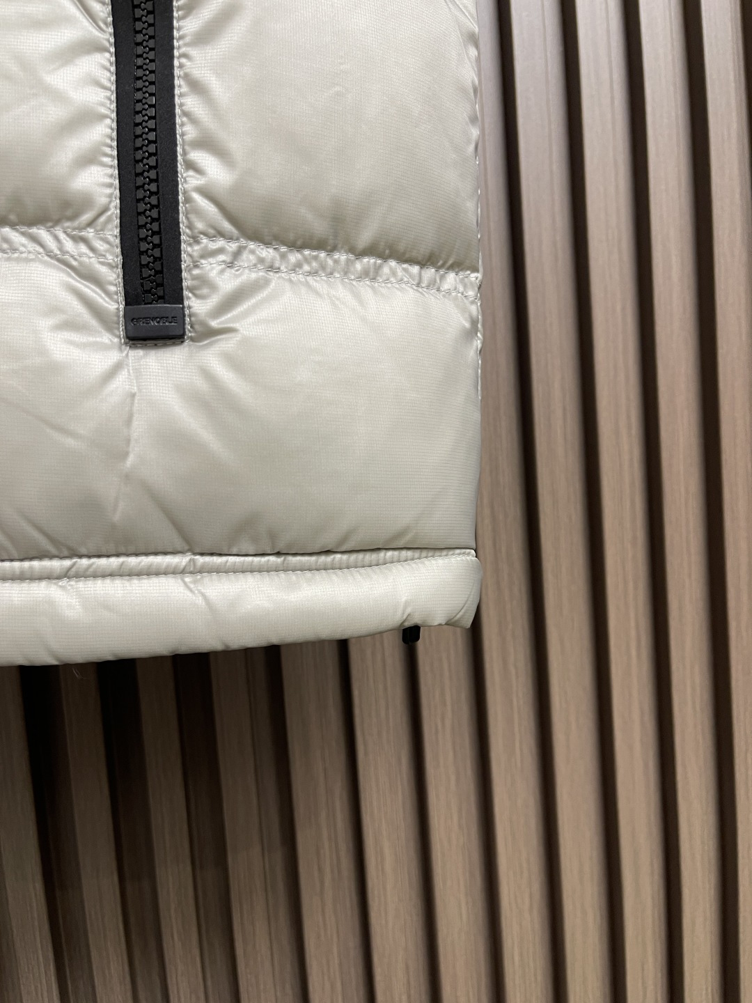 🛒🛒Moncler 饰反光标羽绒马甲，选用极细锦纶纱线通过高密度的方式编织而成，单位面积内的纱线数量多，