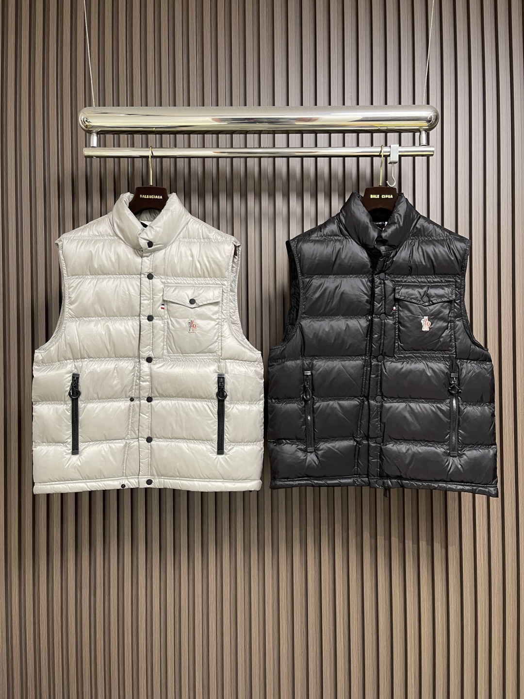 🛒🛒Moncler 饰反光标羽绒马甲，选用极细锦纶纱线通过高密度的方式编织而成，单位面积内的纱线数量多，