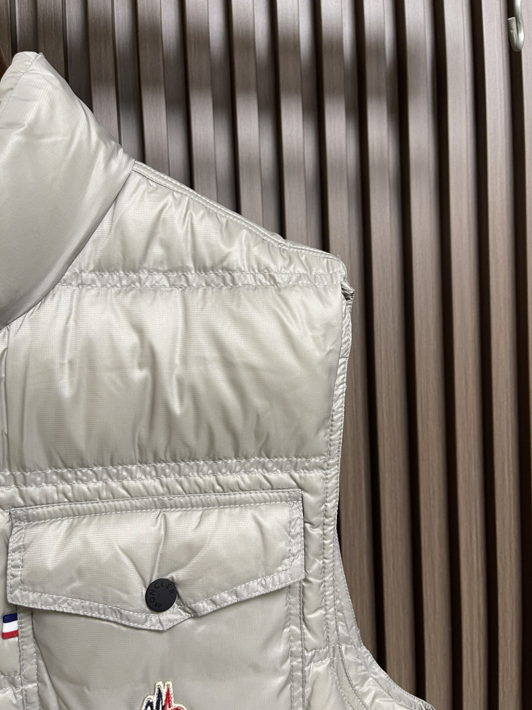 🛒🛒Moncler 饰反光标羽绒马甲，选用极细锦纶纱线通过高密度的方式编织而成，单位面积内的纱线数量多，