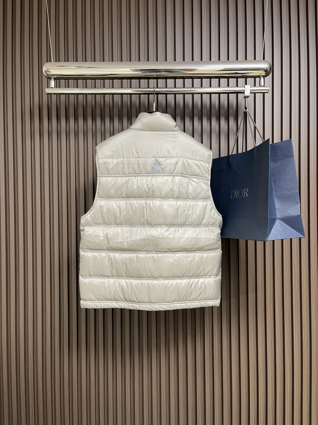 🛒🛒Moncler 饰反光标羽绒马甲，选用极细锦纶纱线通过高密度的方式编织而成，单位面积内的纱线数量多，