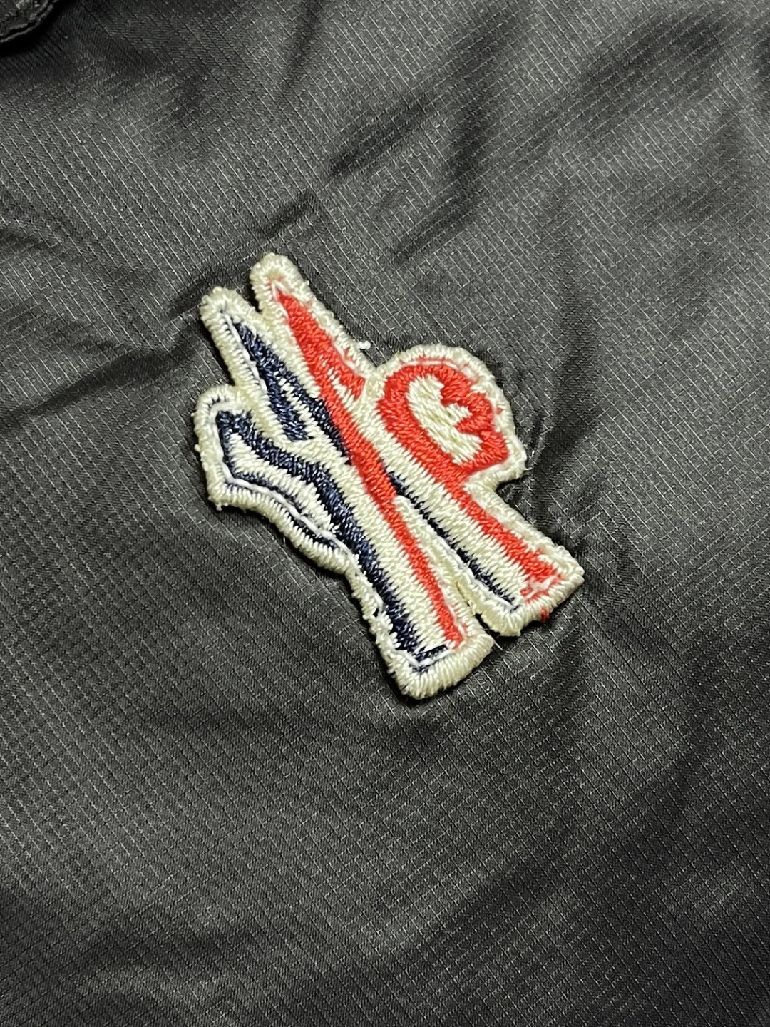 🛒🛒Moncler 饰反光标羽绒马甲，选用极细锦纶纱线通过高密度的方式编织而成，单位面积内的纱线数量多，