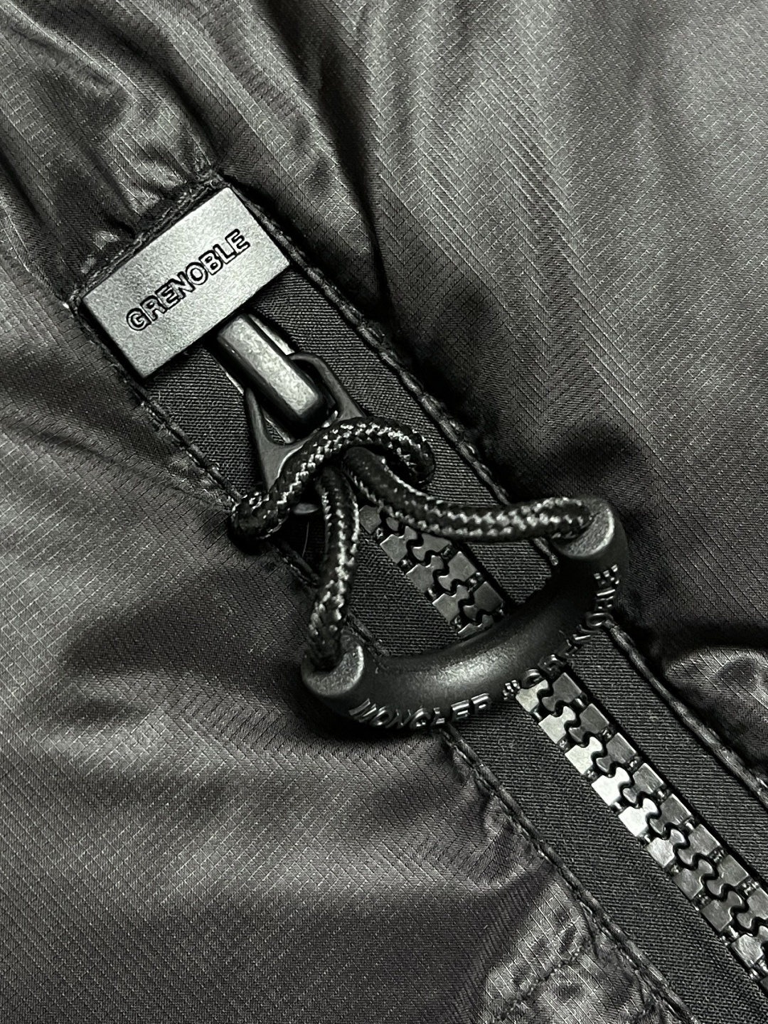 🛒🛒Moncler 饰反光标羽绒马甲，选用极细锦纶纱线通过高密度的方式编织而成，单位面积内的纱线数量多，