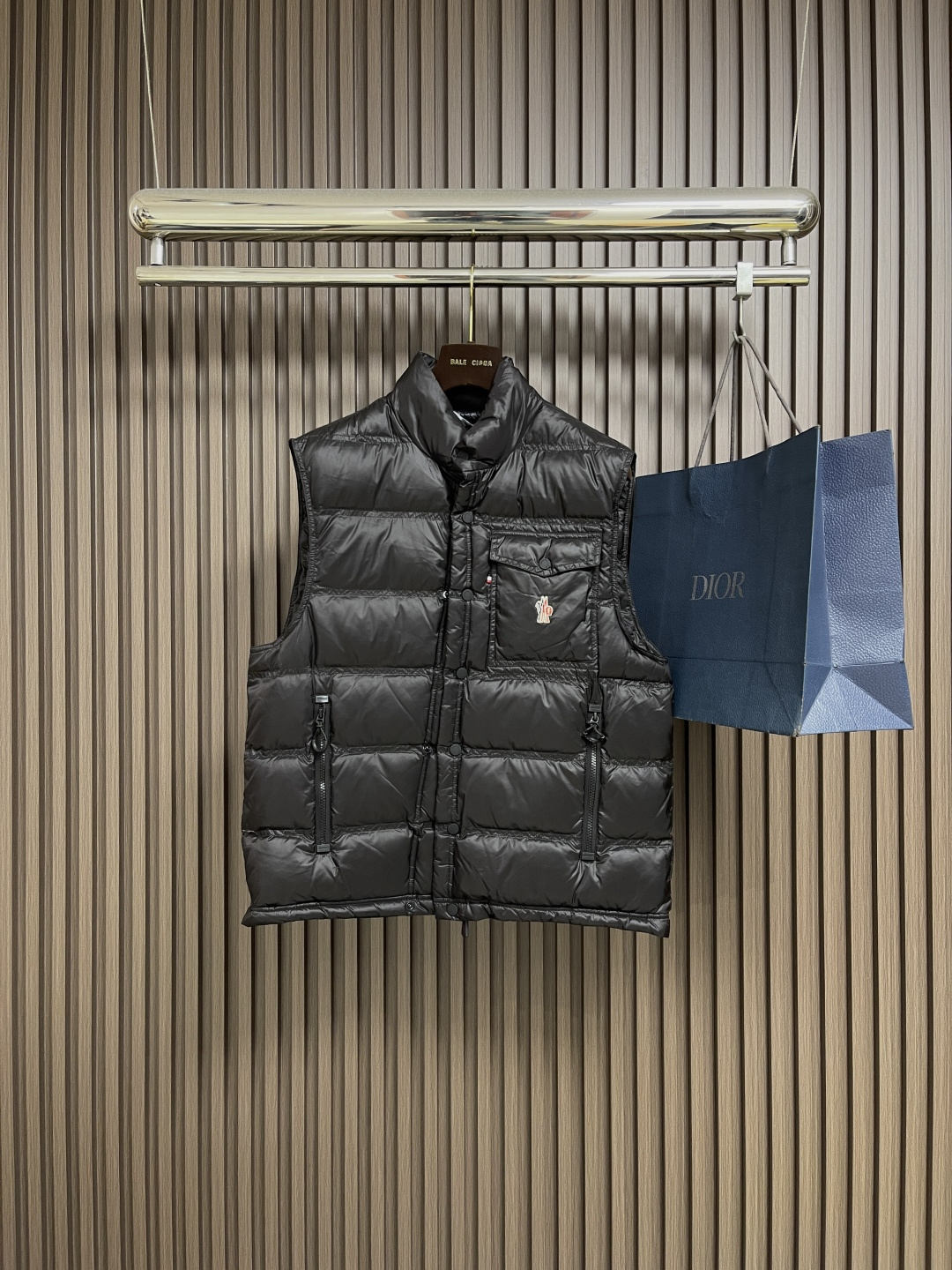 🛒🛒Moncler 饰反光标羽绒马甲，选用极细锦纶纱线通过高密度的方式编织而成，单位面积内的纱线数量多，