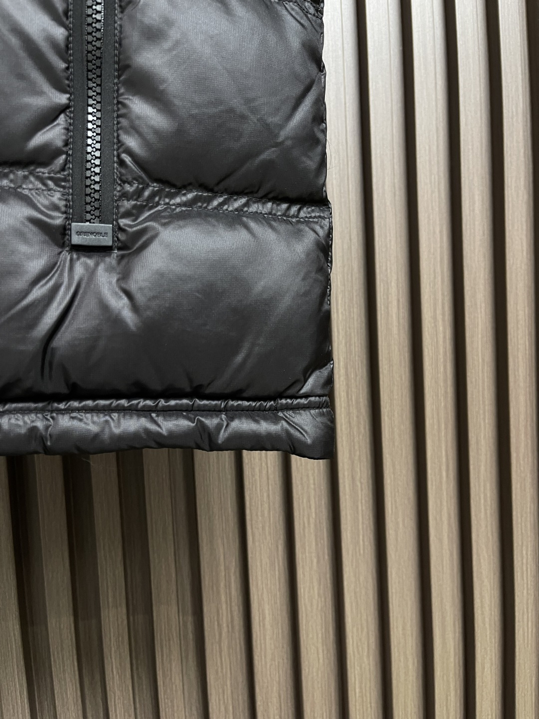 🛒🛒Moncler 饰反光标羽绒马甲，选用极细锦纶纱线通过高密度的方式编织而成，单位面积内的纱线数量多，