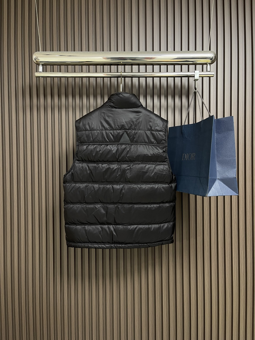 🛒🛒Moncler 饰反光标羽绒马甲，选用极细锦纶纱线通过高密度的方式编织而成，单位面积内的纱线数量多，