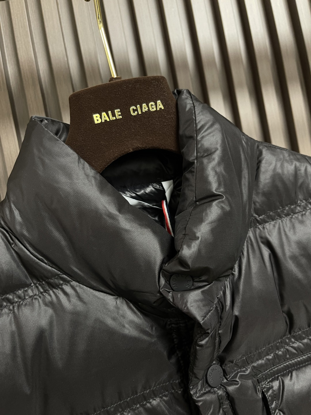 🛒🛒Moncler 饰反光标羽绒马甲，选用极细锦纶纱线通过高密度的方式编织而成，单位面积内的纱线数量多，