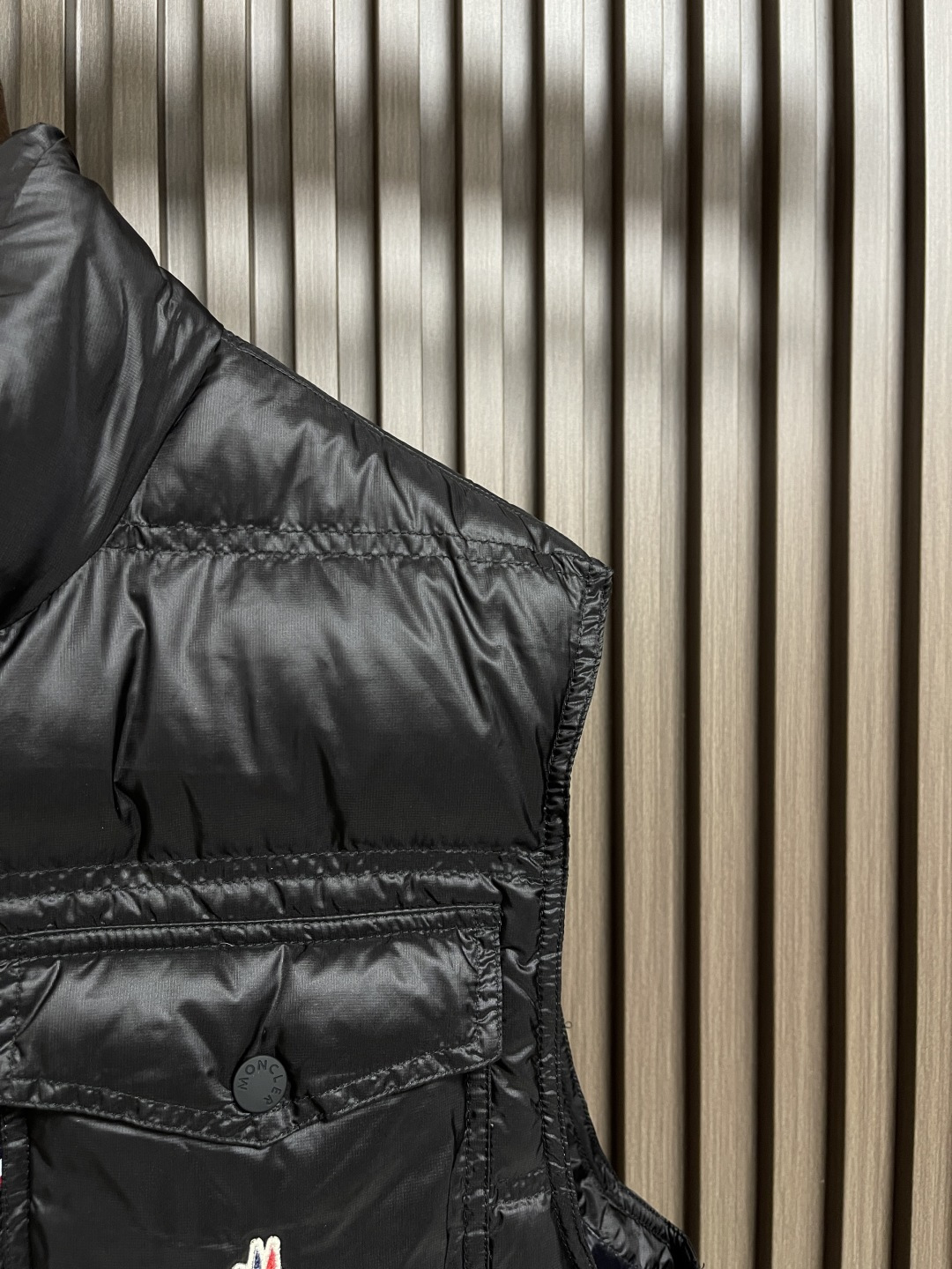 🛒🛒Moncler 饰反光标羽绒马甲，选用极细锦纶纱线通过高密度的方式编织而成，单位面积内的纱线数量多，