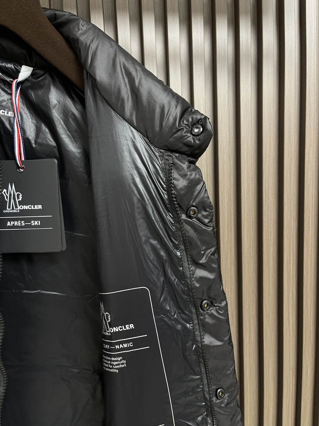 🛒🛒Moncler 饰反光标羽绒马甲，选用极细锦纶纱线通过高密度的方式编织而成，单位面积内的纱线数量多，